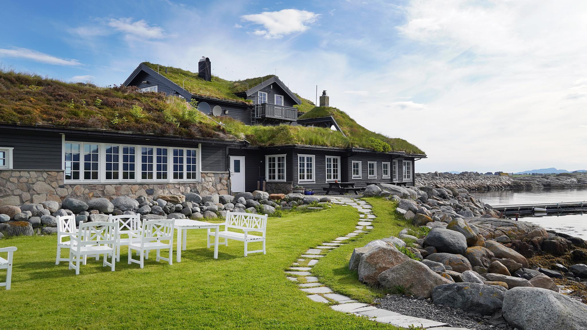 Hustadvika Havhotell - a holet with grass roof by the sea.