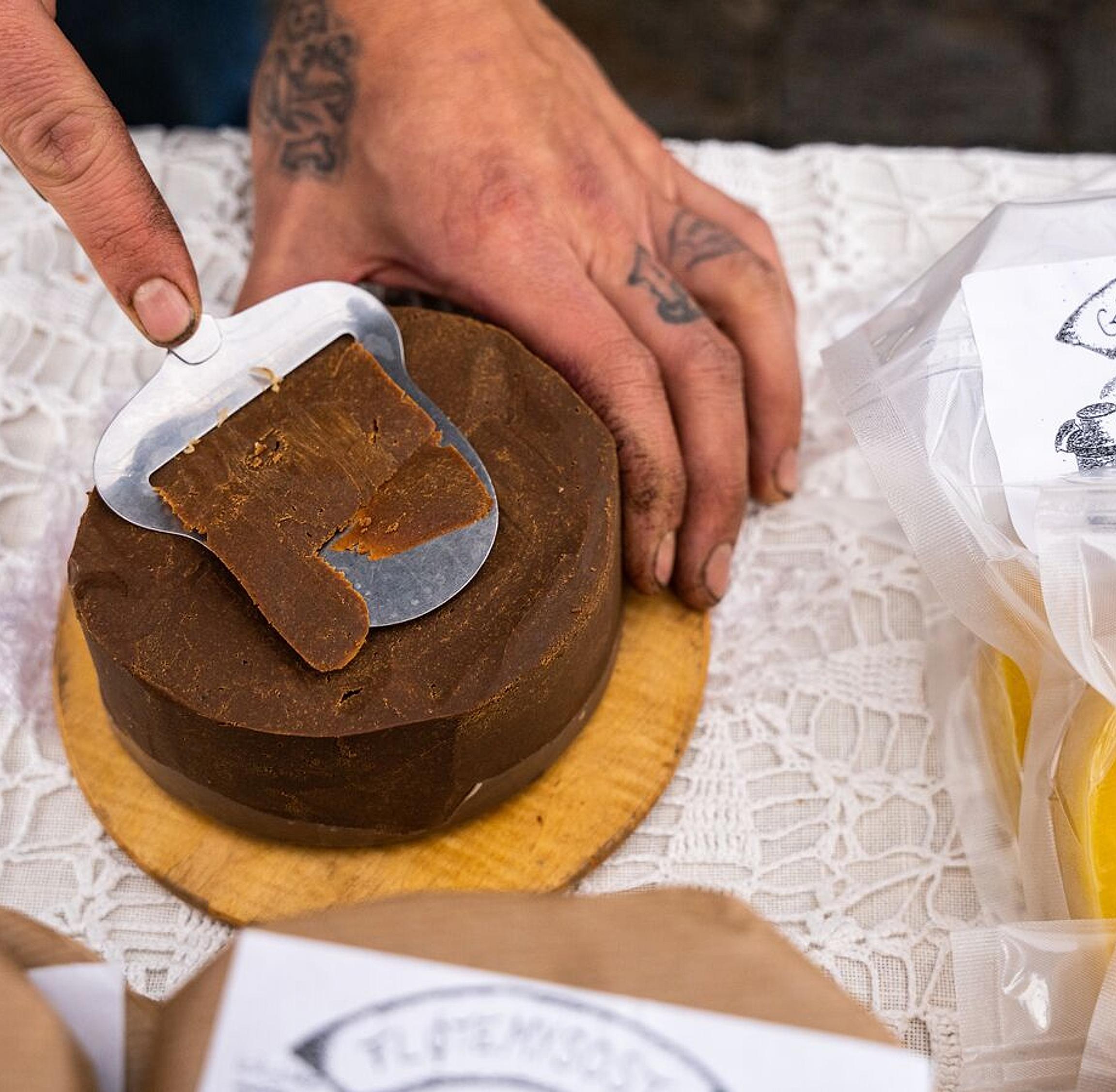 Brunost gjøres klar til servering på Matstreif matfestival i Oslo