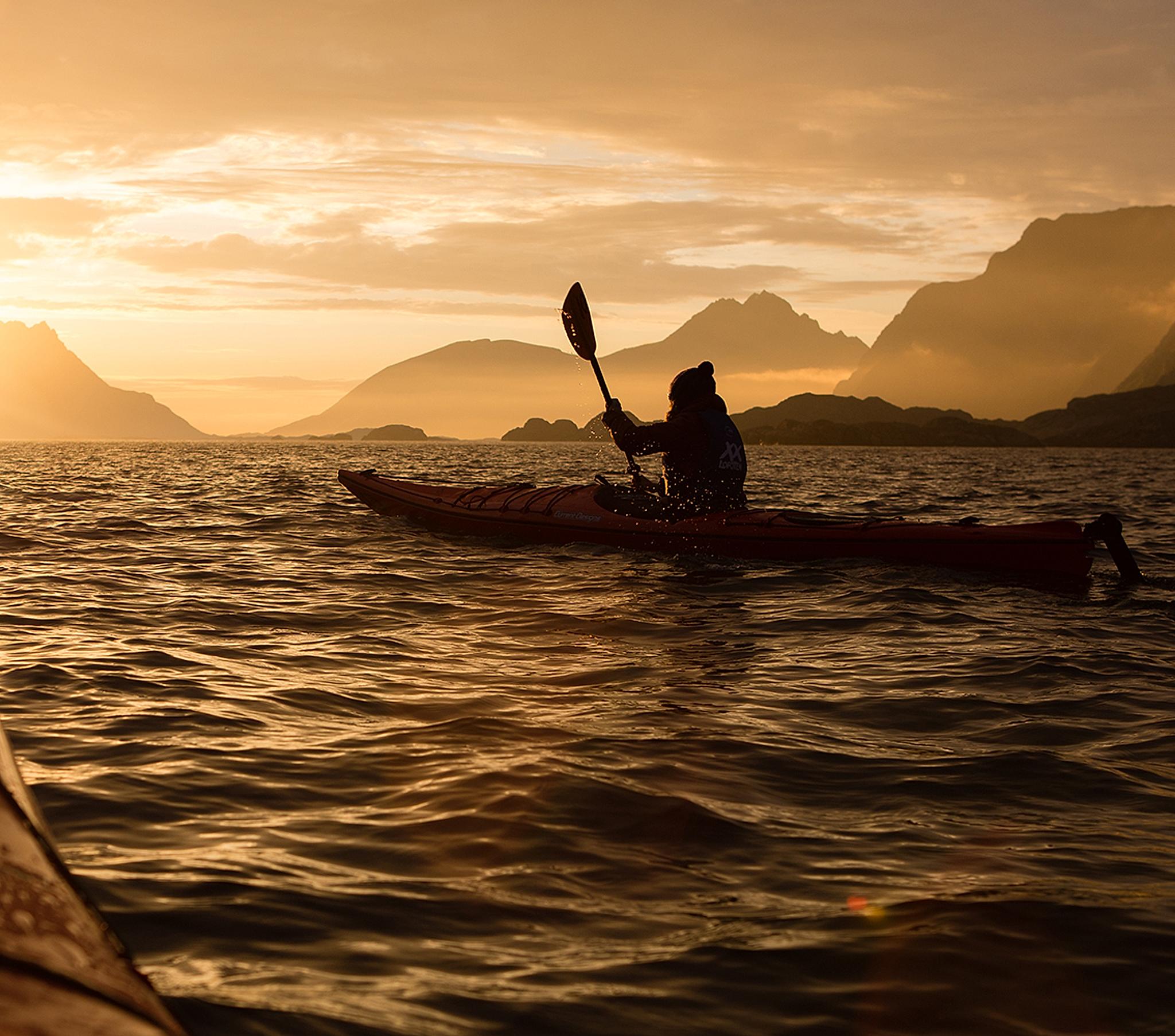 Kajakk i Lofoten under midnattsolen
