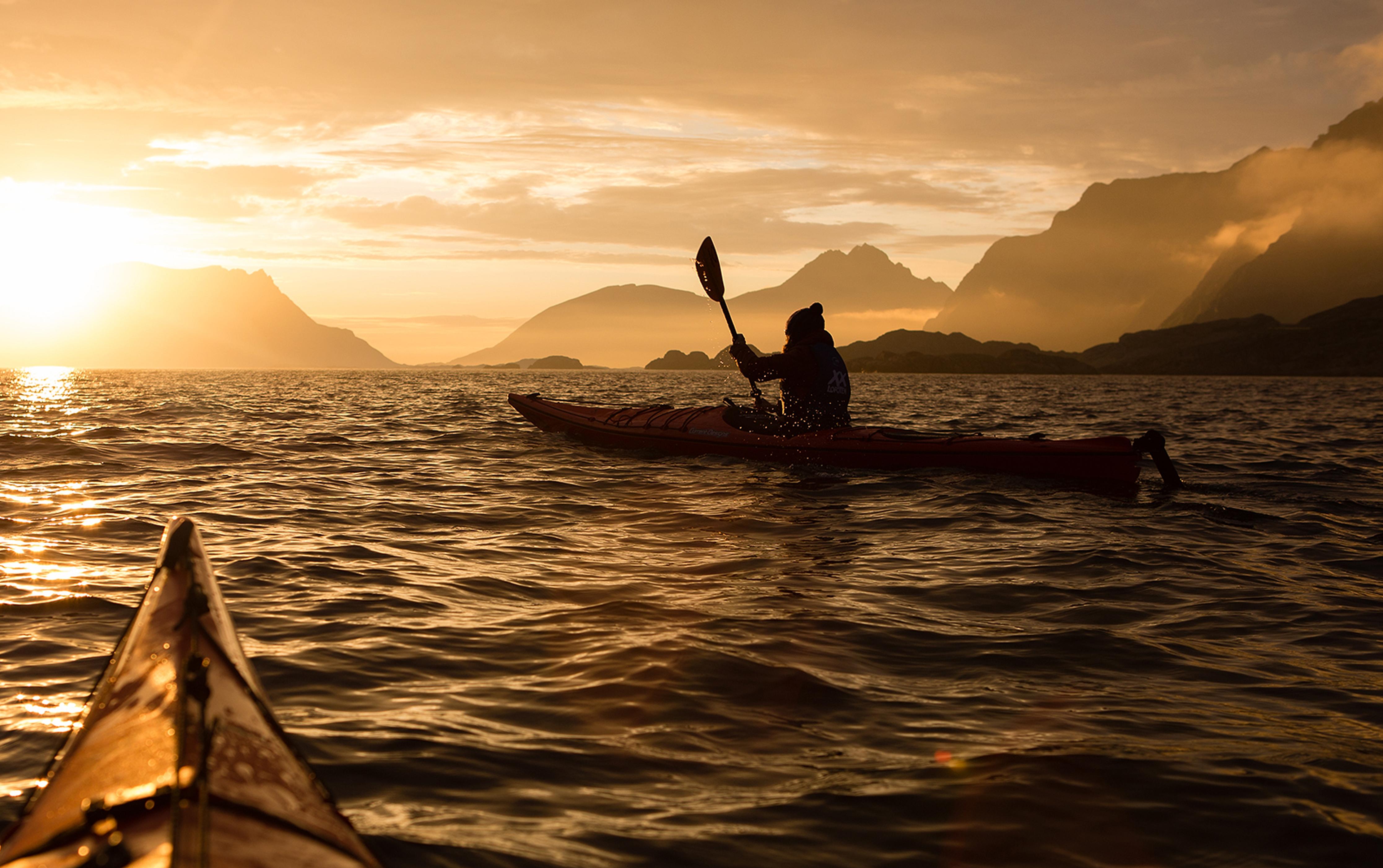 Kajakk i Lofoten under midnattsolen
