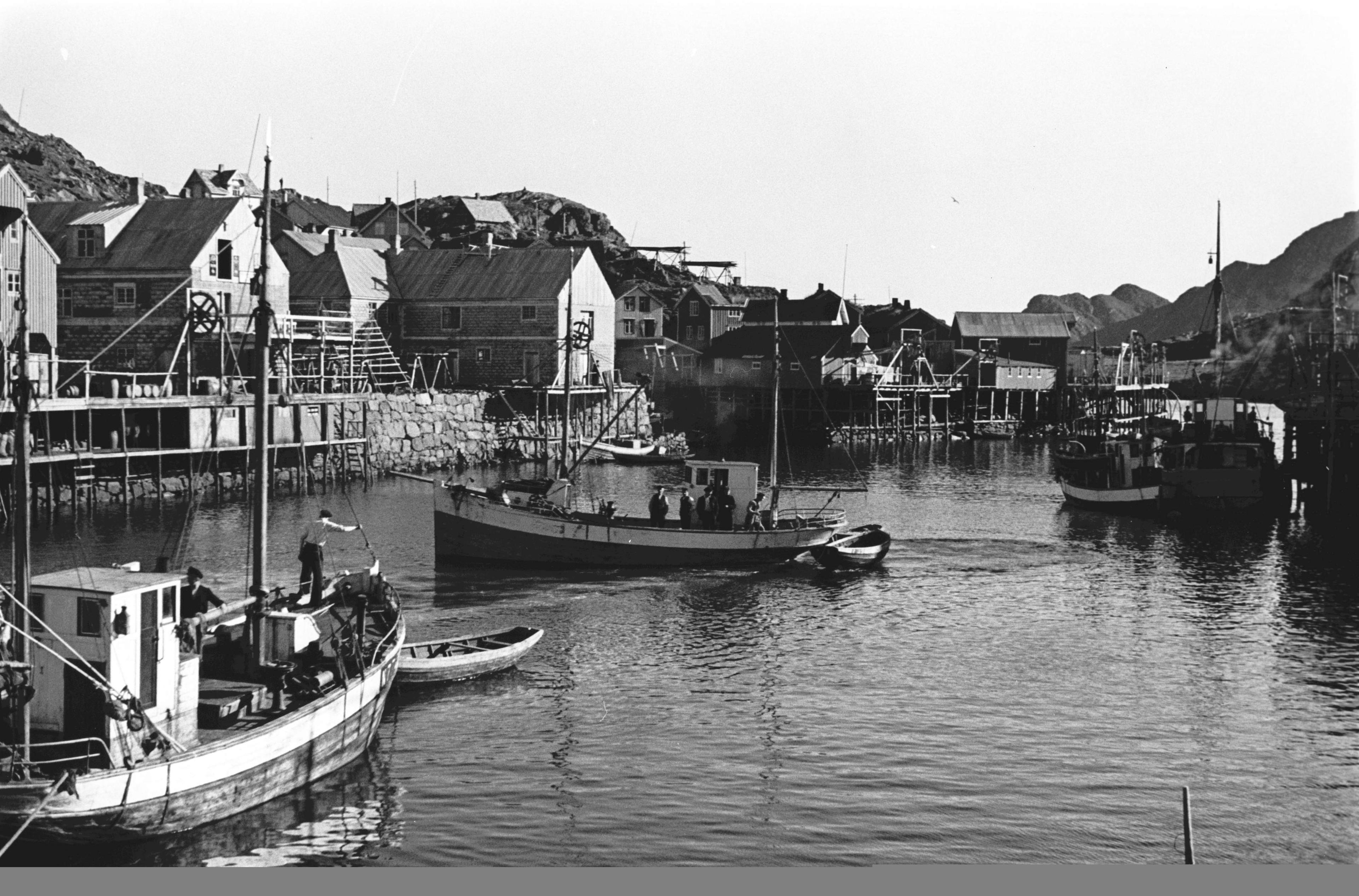 Old photography of Nyksund fishing village: Fishermen and boats in the harbor