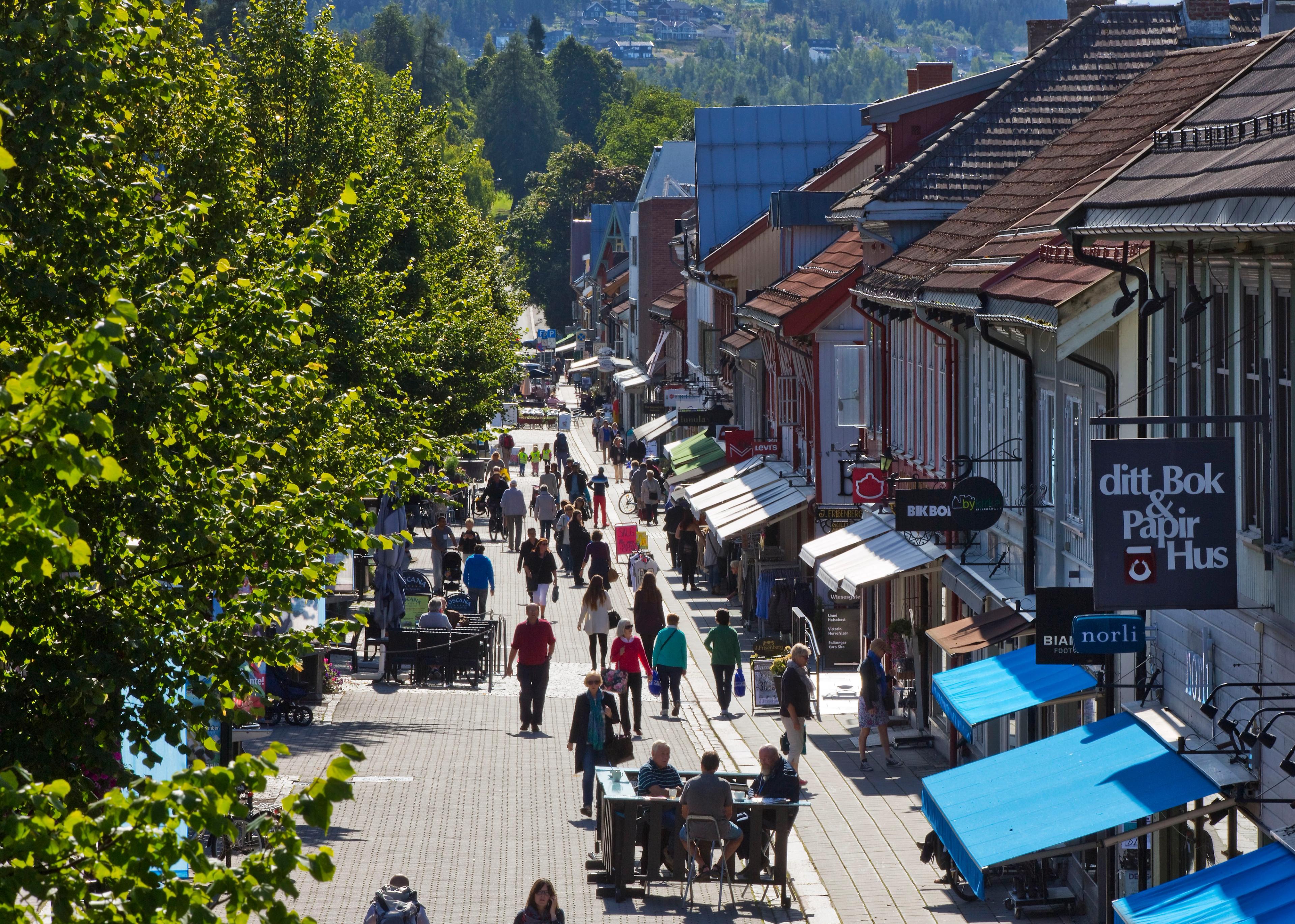 A pedestrian street in Lillehammer full of people.