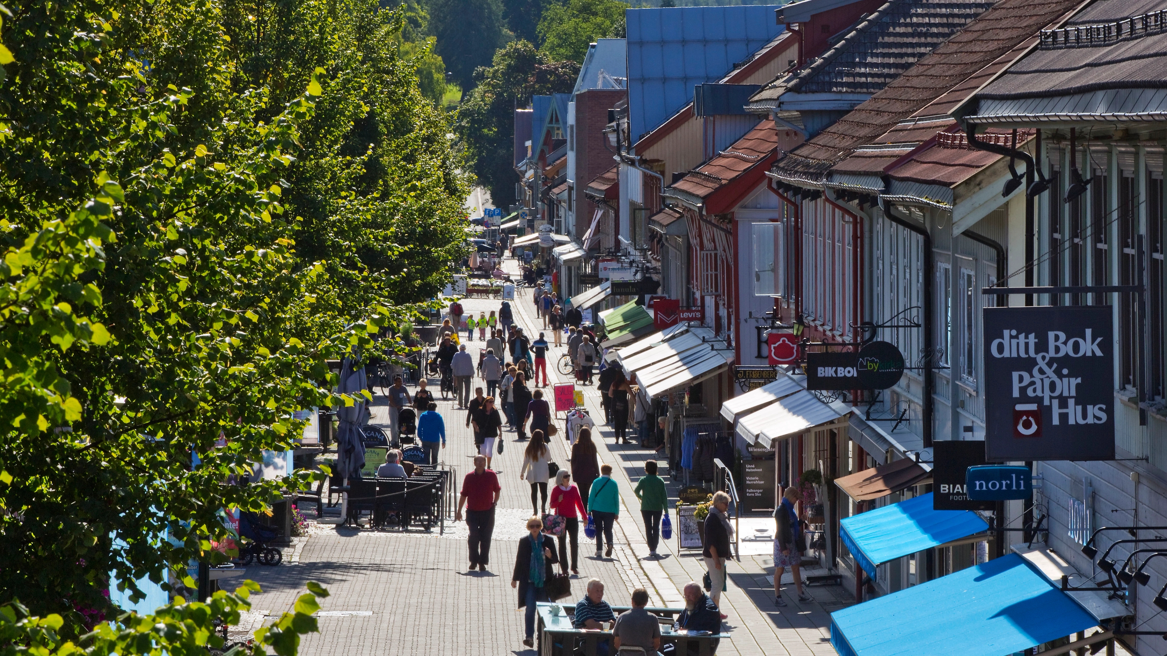 A pedestrian street in Lillehammer full of people.