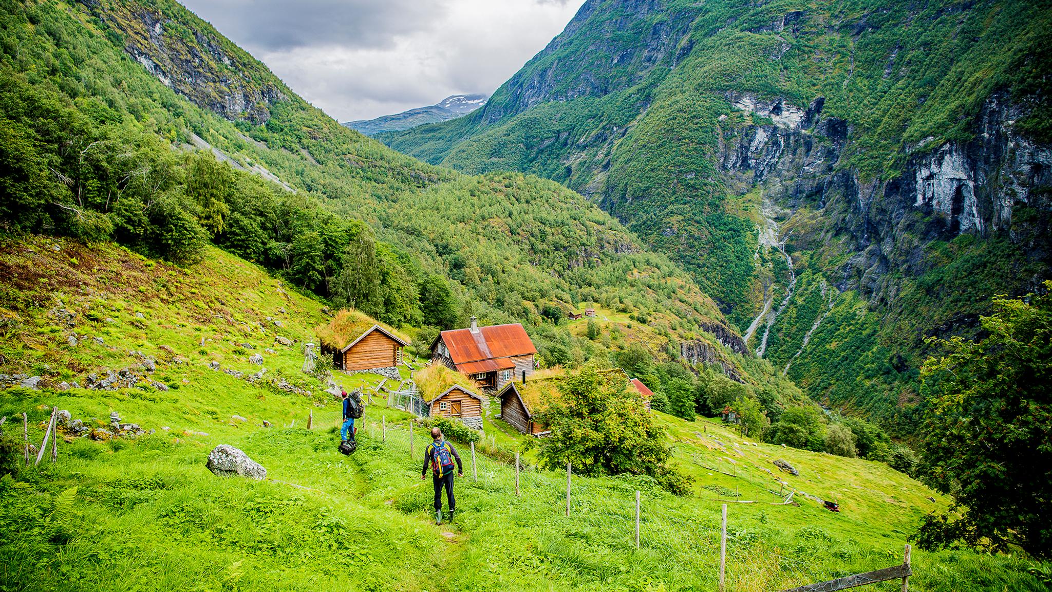 Due escursionisti arrivano alla fattoria di montagna Avdalen Gard nella valle di Utladalen, Norvegia dei fiordi