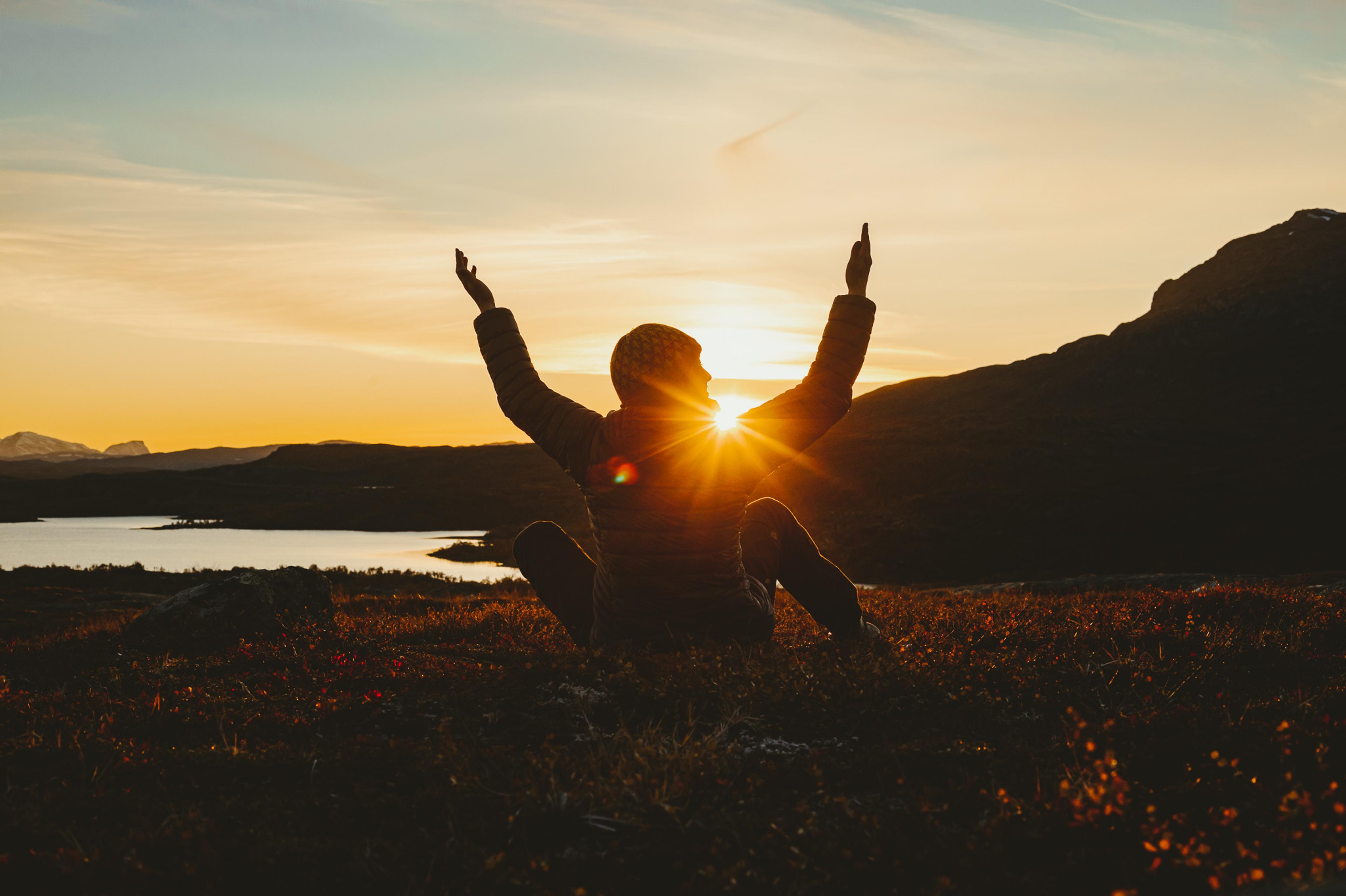 Oda Ramsdal sitting on the mountain in the sunset