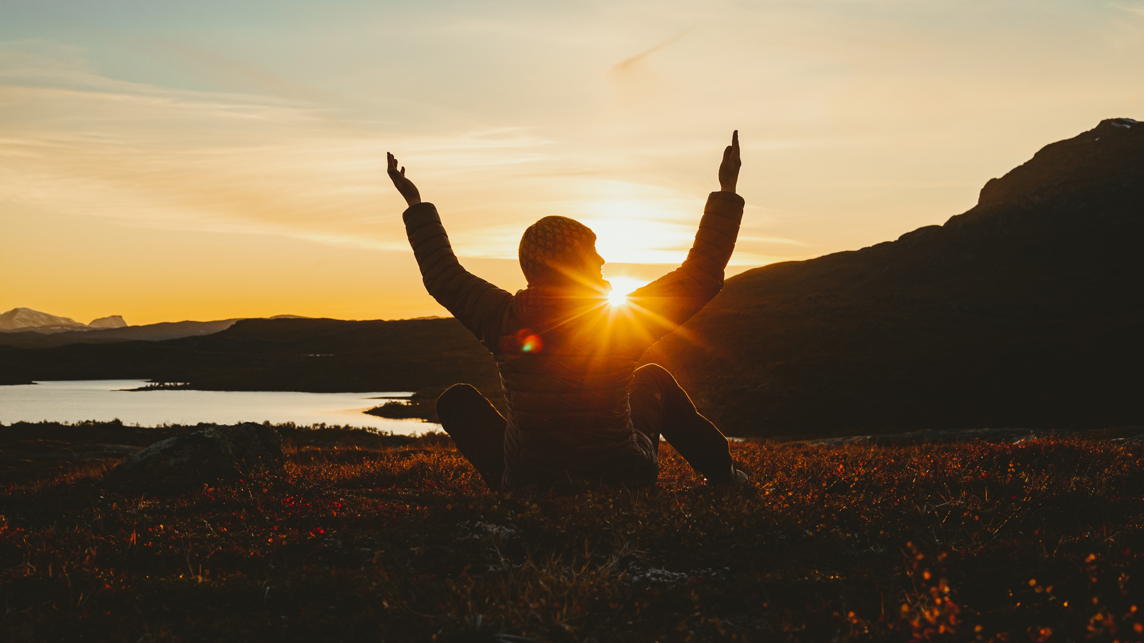 Oda Ramsdal sitting on the mountain in the sunset