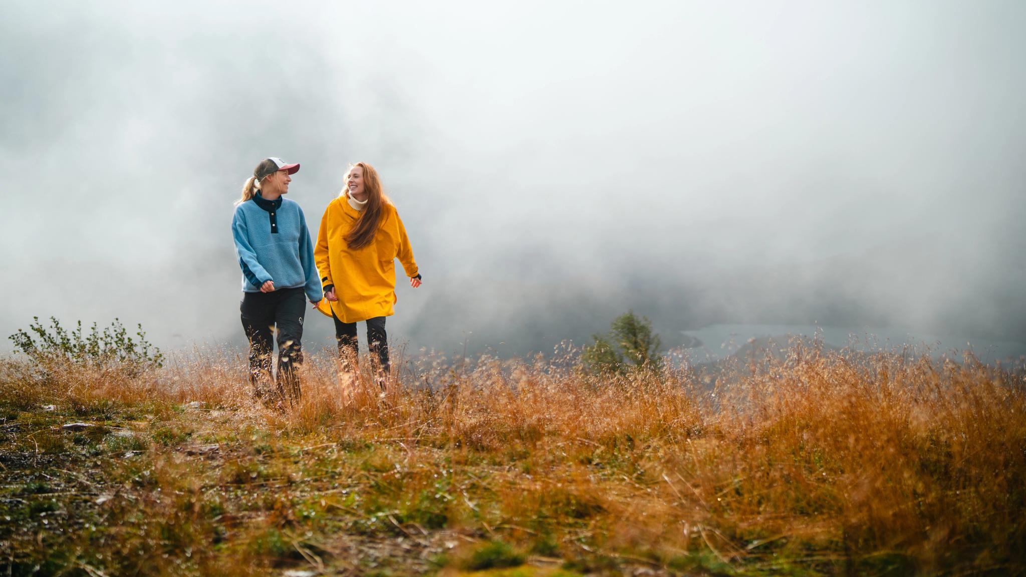 To damer går tur i fjellet i Hovden, Setesdal