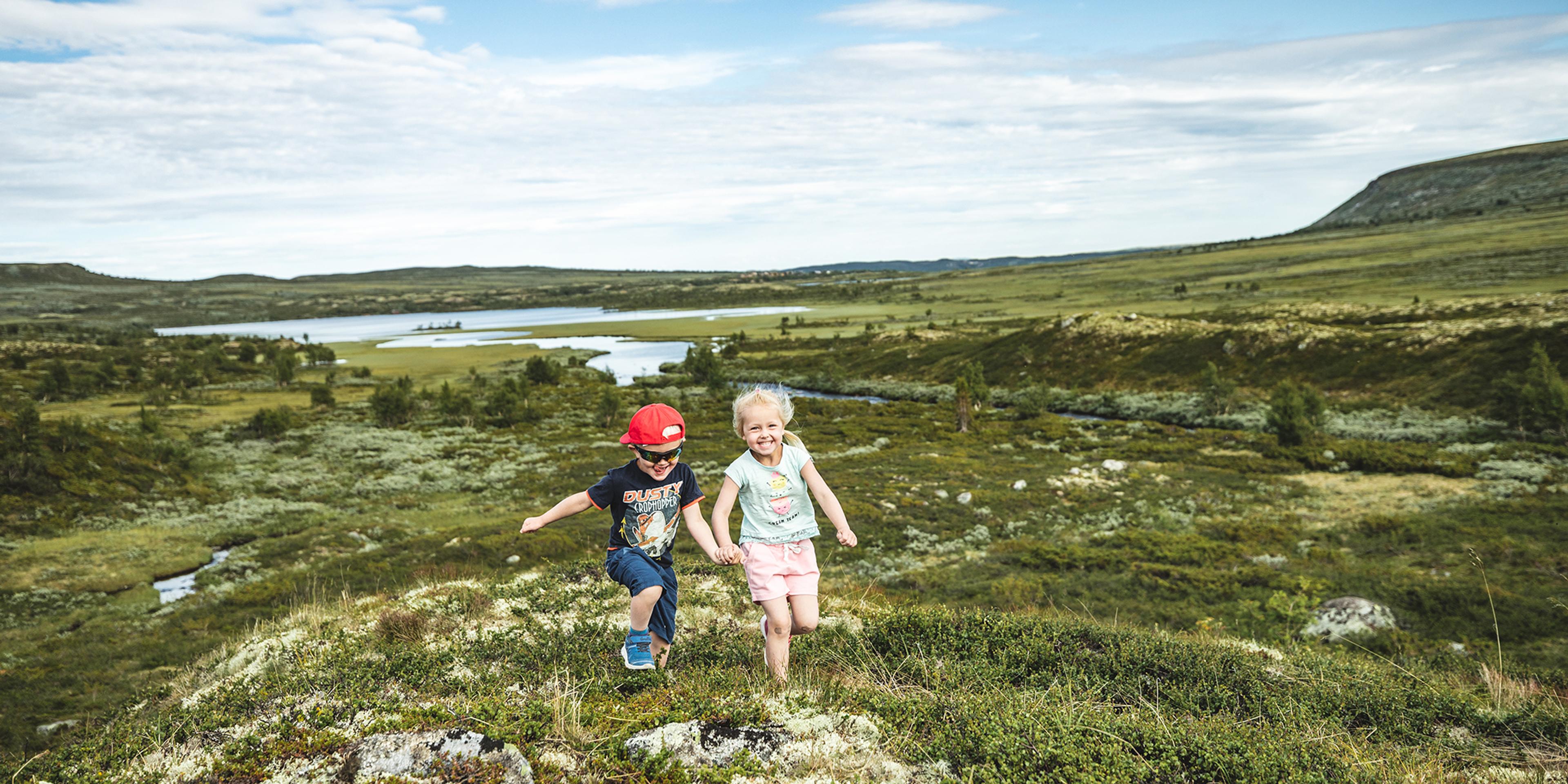 Dos niños corren por las montañas de Hallingdal, en el Este de Noruega