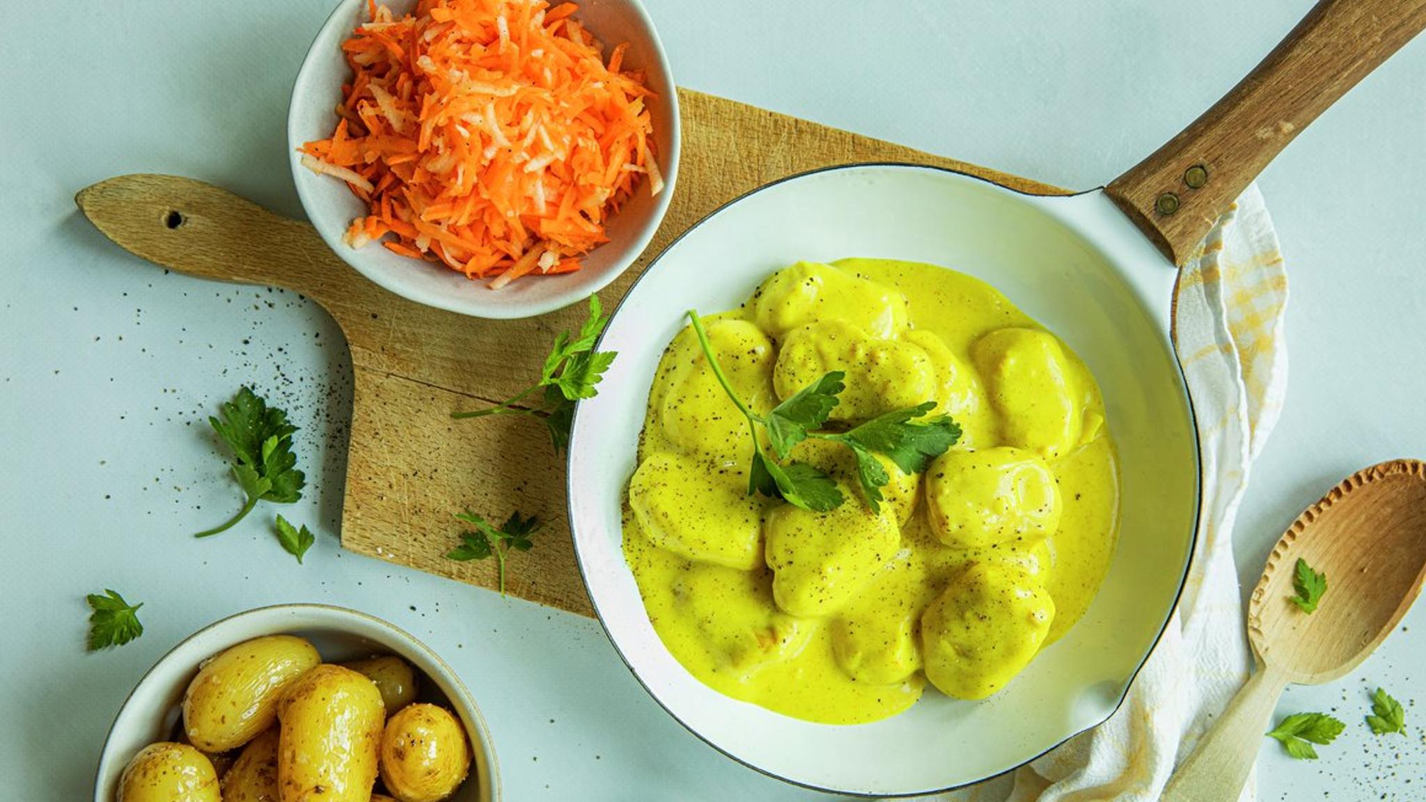 Fiskeboller i karrisaus