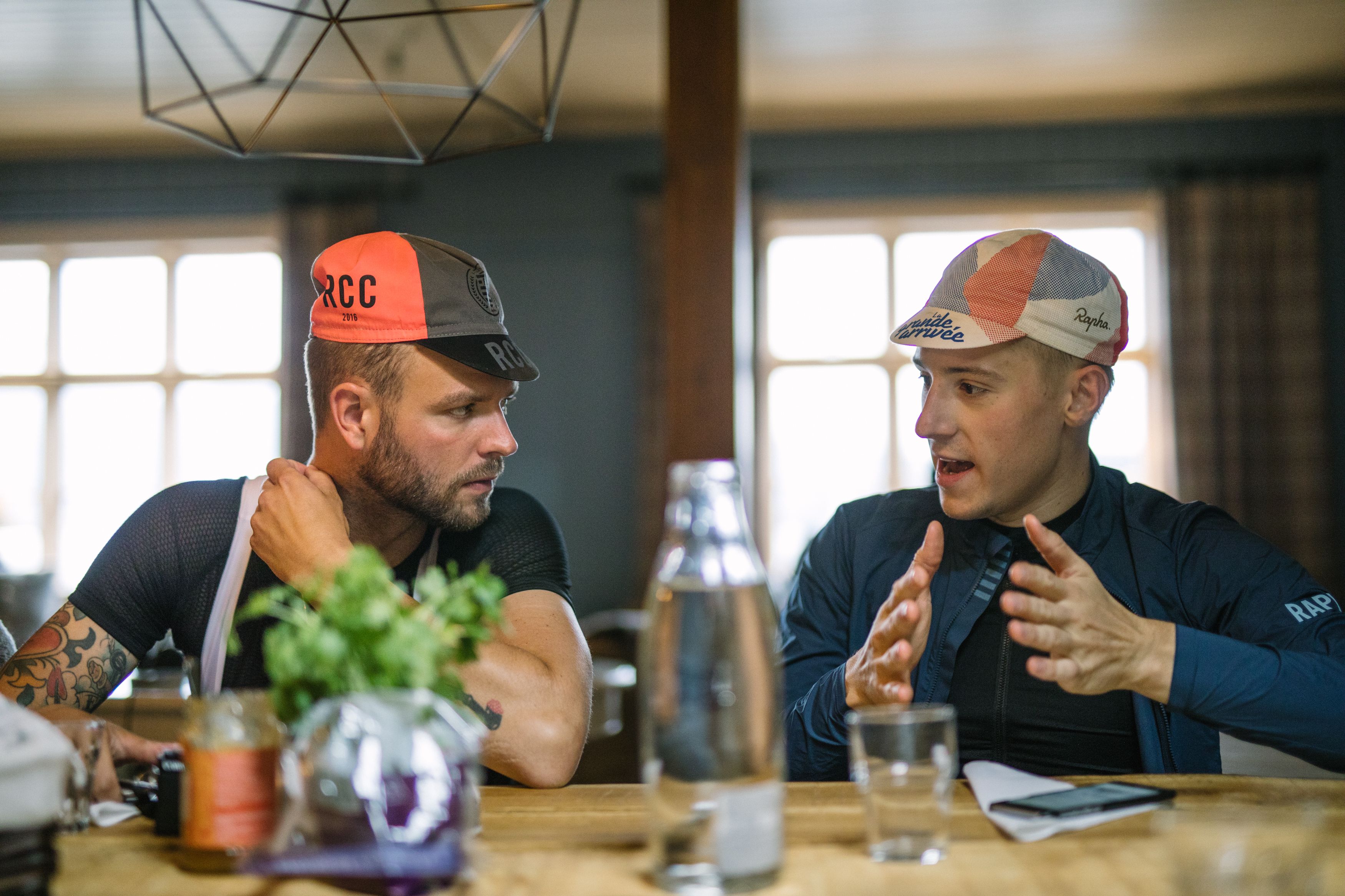 Två landsvägscyklister tar en paus på en restaurang i Fjord Norge