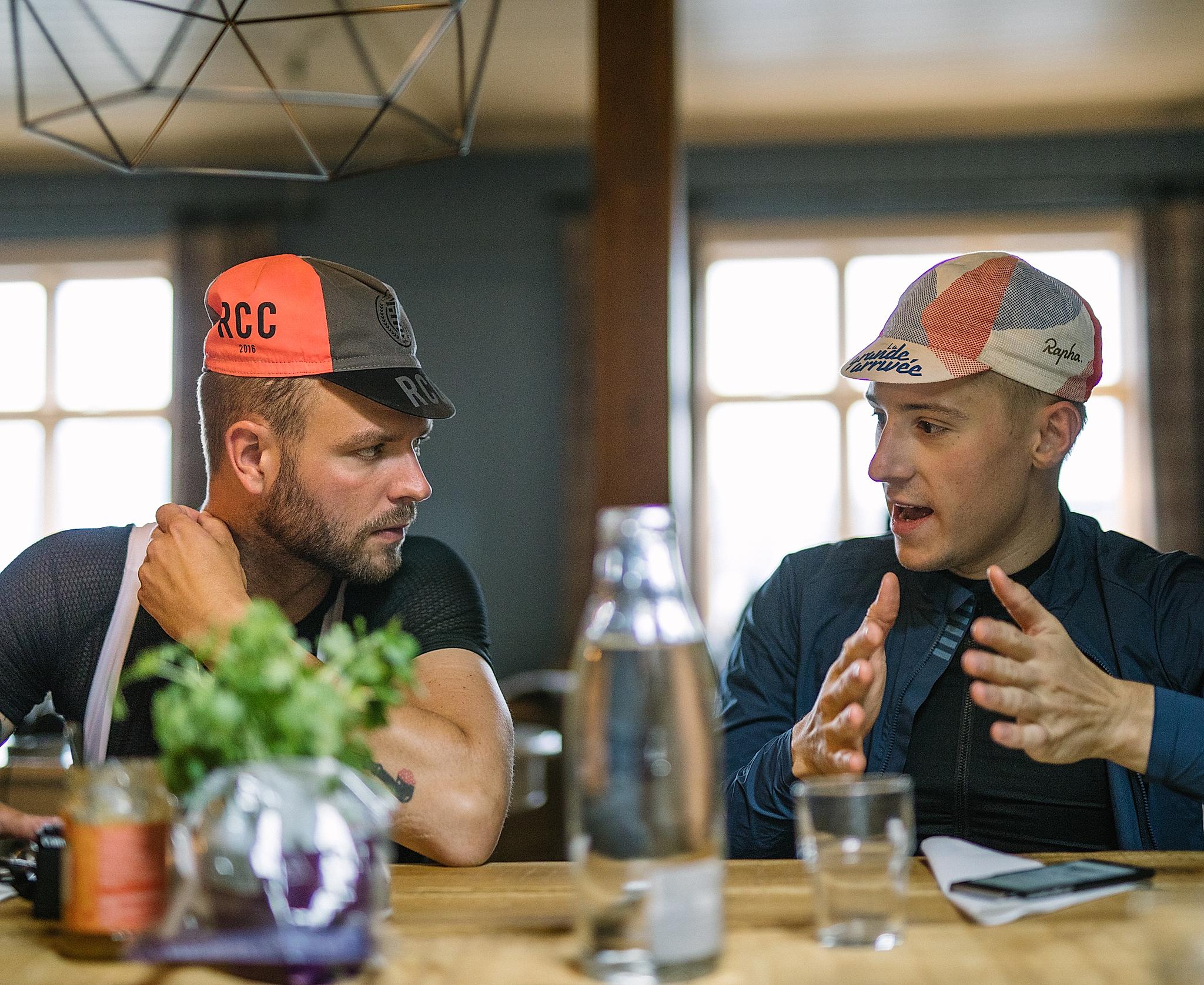 Två landsvägscyklister tar en paus på en restaurang i Fjord Norge