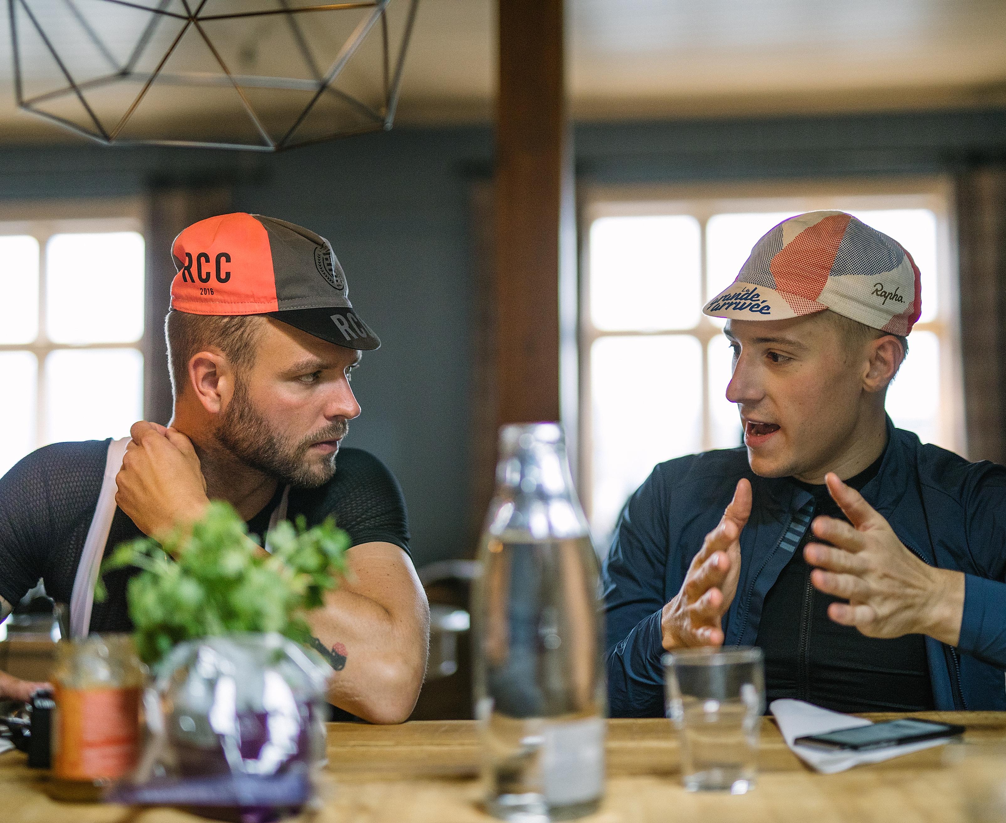 Två landsvägscyklister tar en paus på en restaurang i Fjord Norge