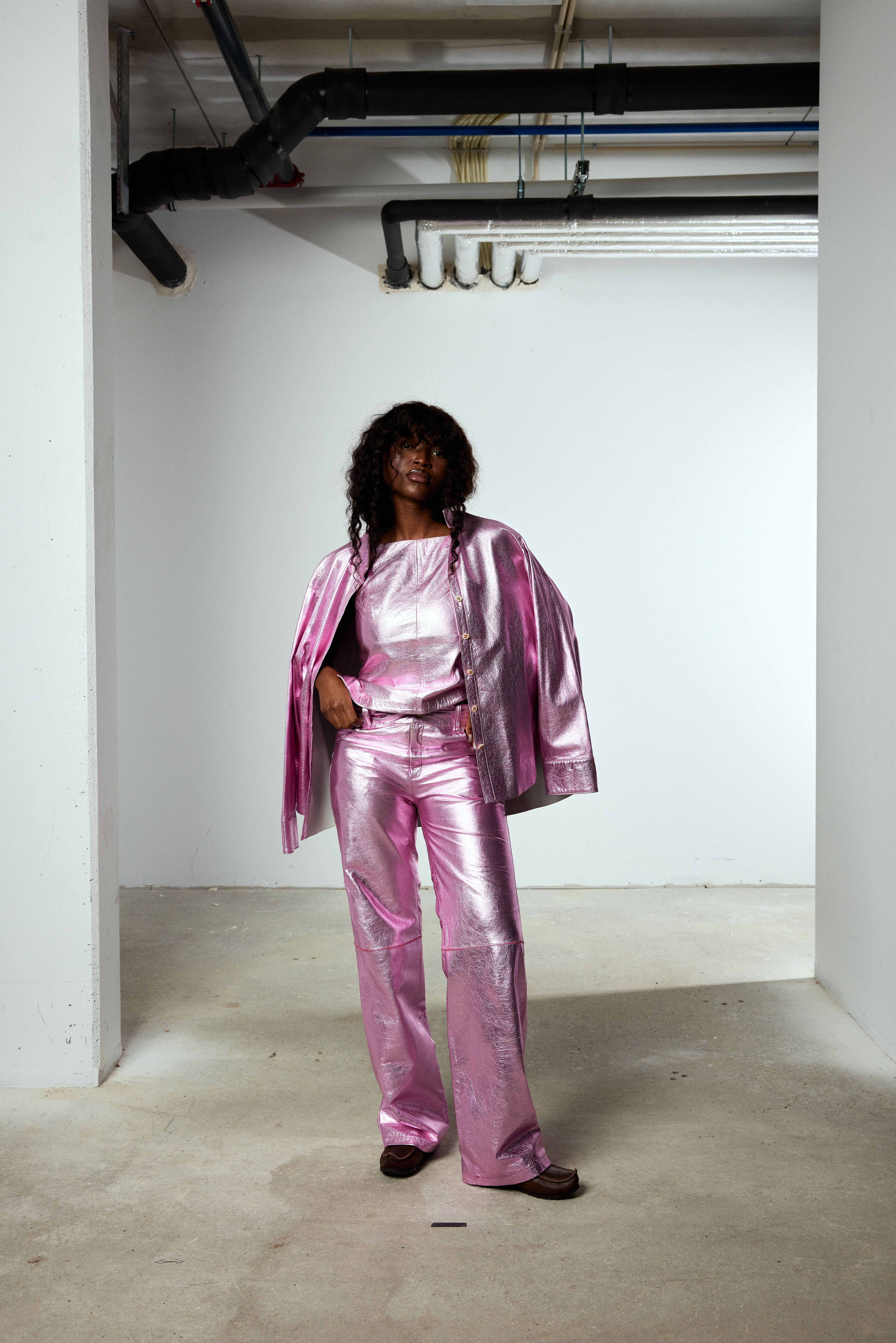 Woman in a shiny pink reindeer leather set from the brand Gobmi