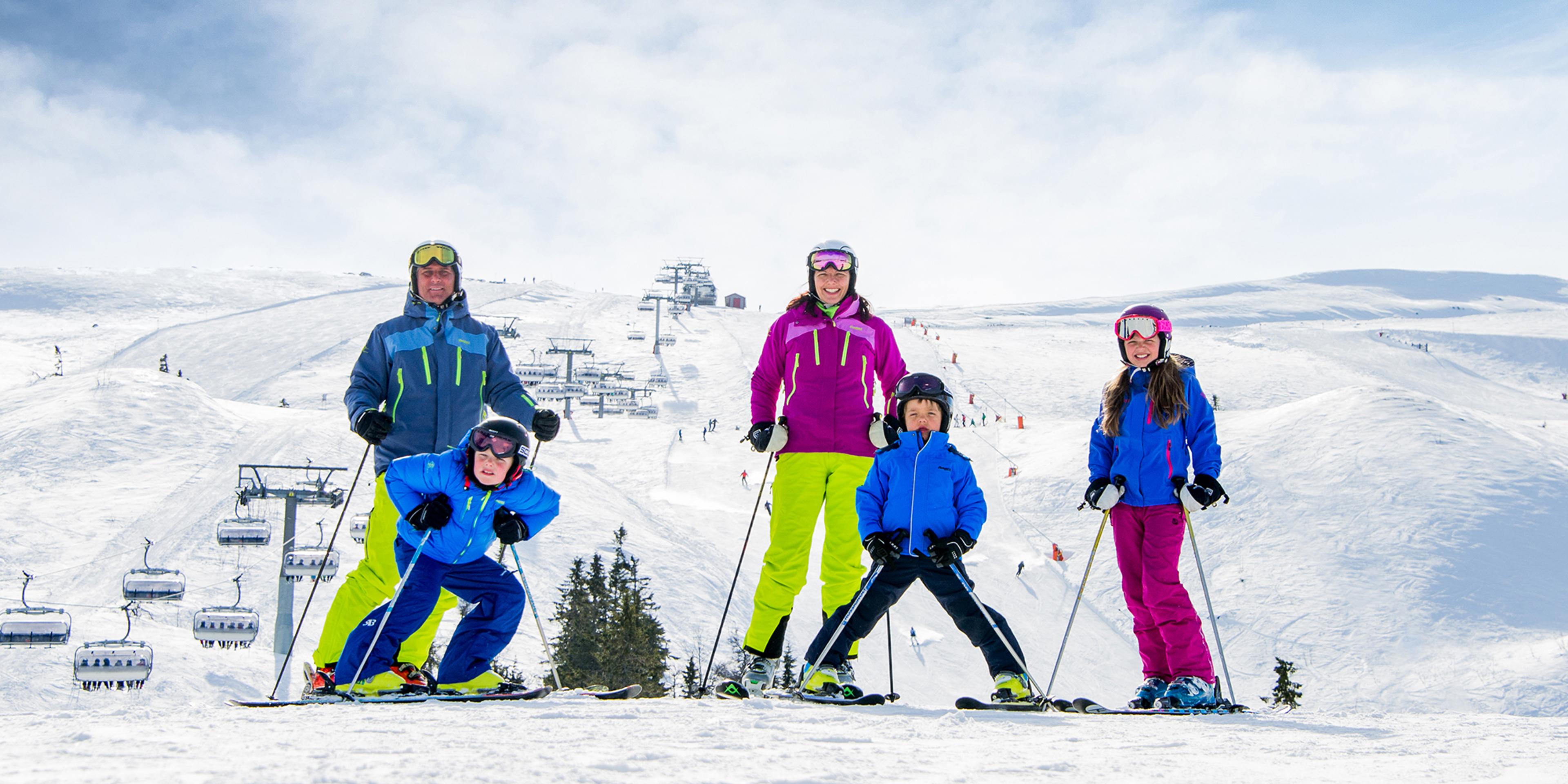 En familj åker skidor i Trysil, Norges största skidort