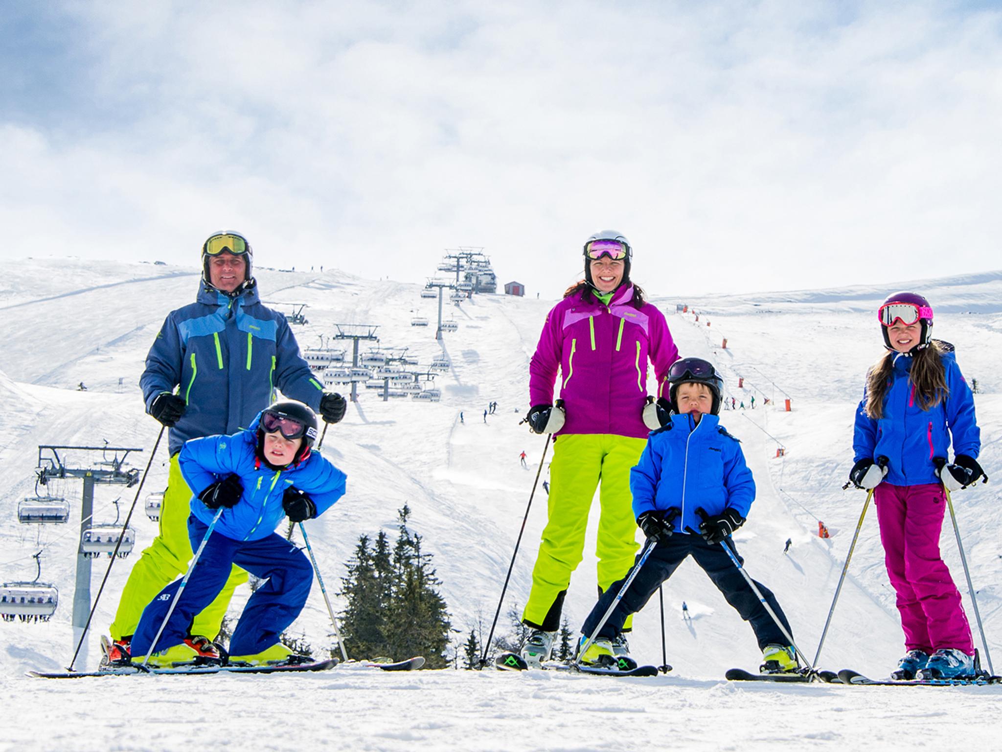 En familj åker skidor i Trysil, Norges största skidort