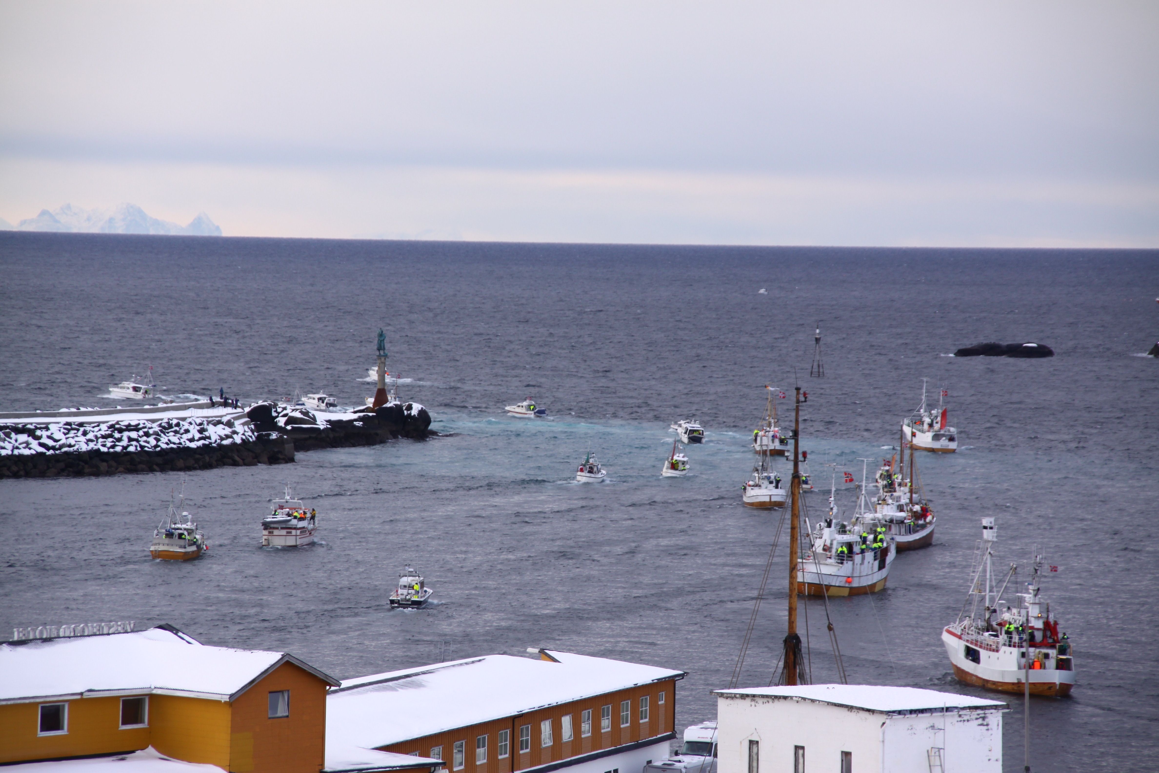 Fiskebåter på vei ut for å delta i VM i skreifiske i Lofoten i Nord-Norge