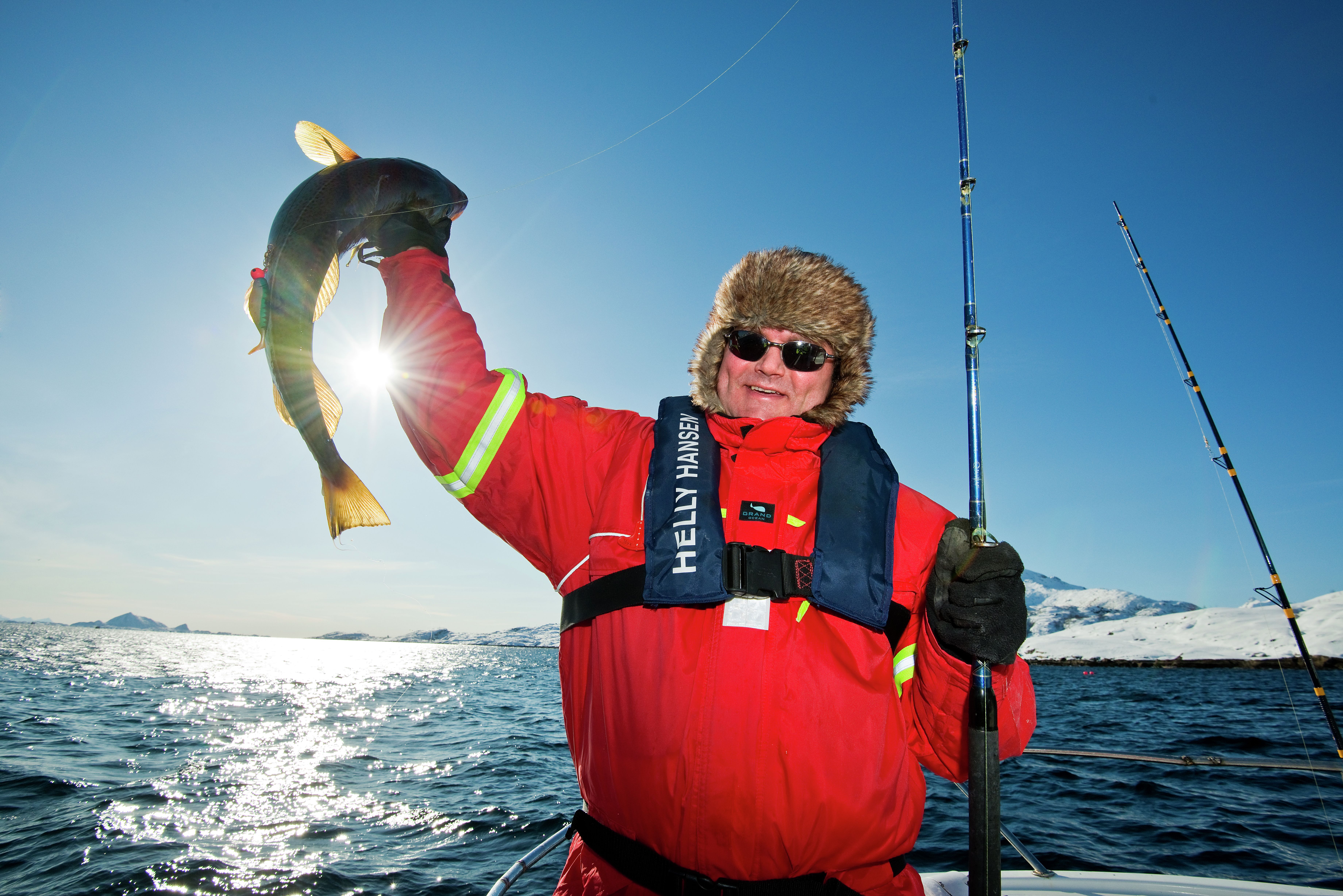 En mann som har fanget fisk i Austnesfjorden, Lofoten