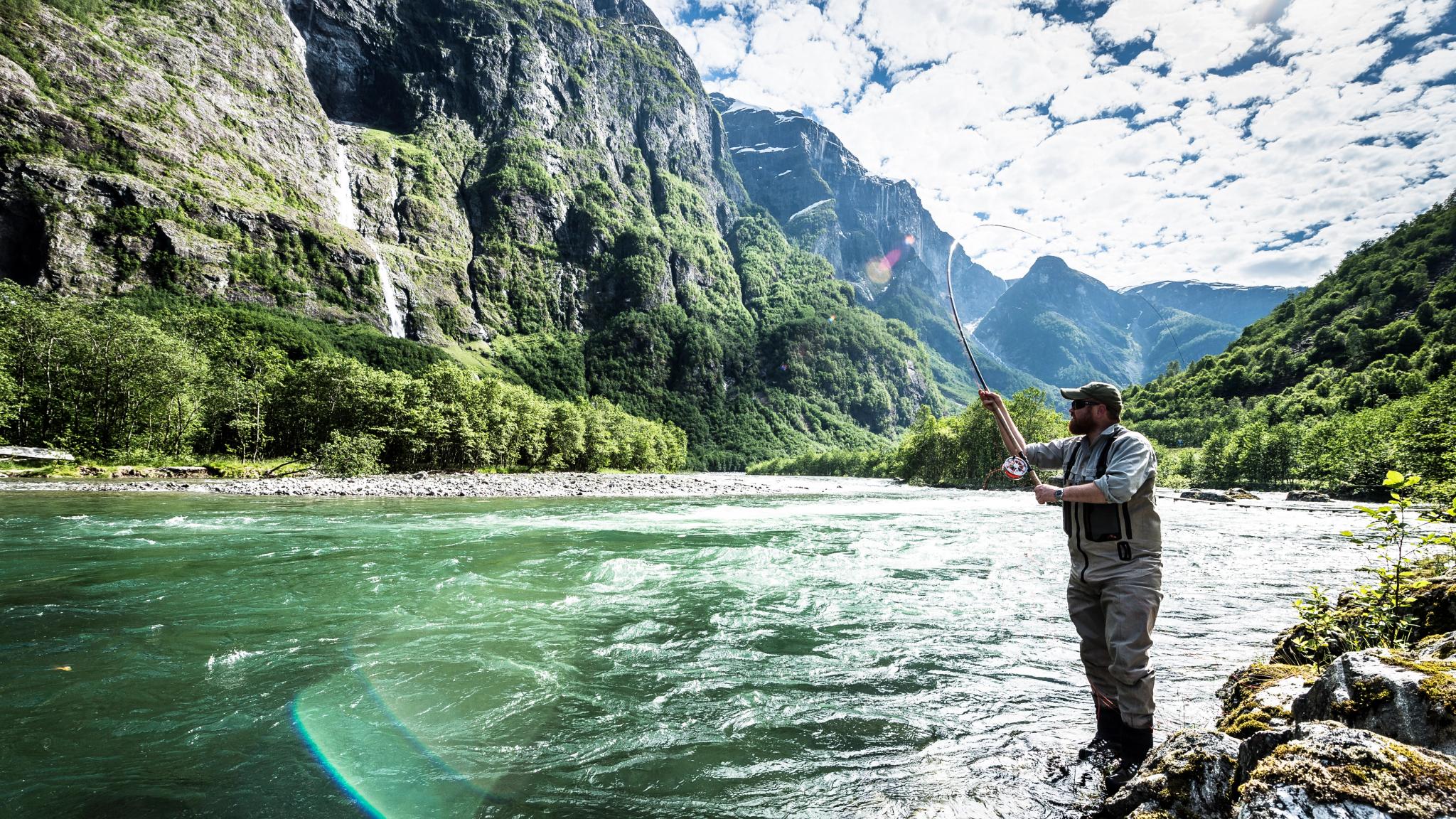 En mann fisker etter villaks i Nærøydalselva på Vestlandet