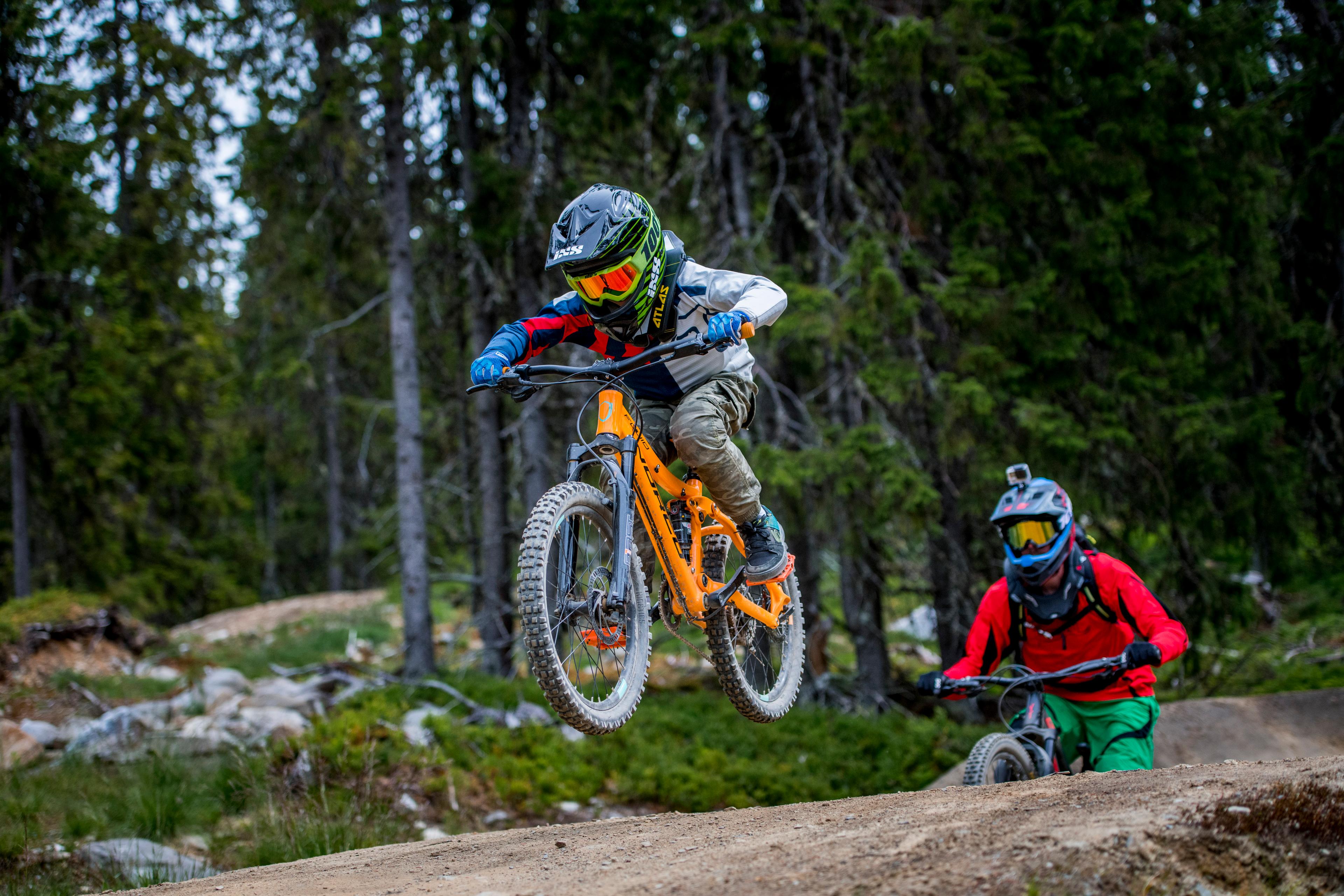 Twee mensen aan het downhillbiken in het Hafjell bike park in Oost-Noorwegen
