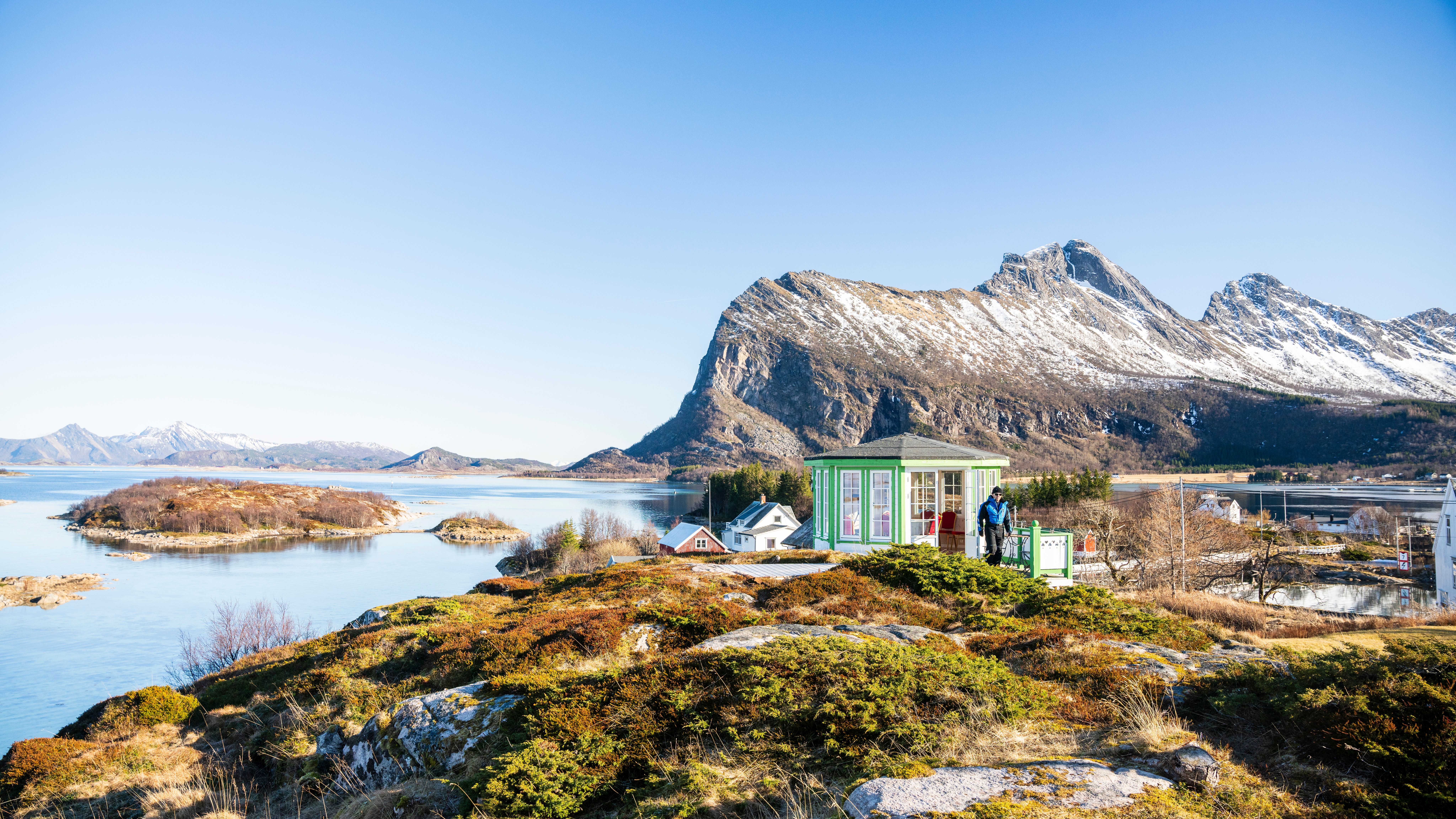 A pavillion in between the mountains of Steigen.
