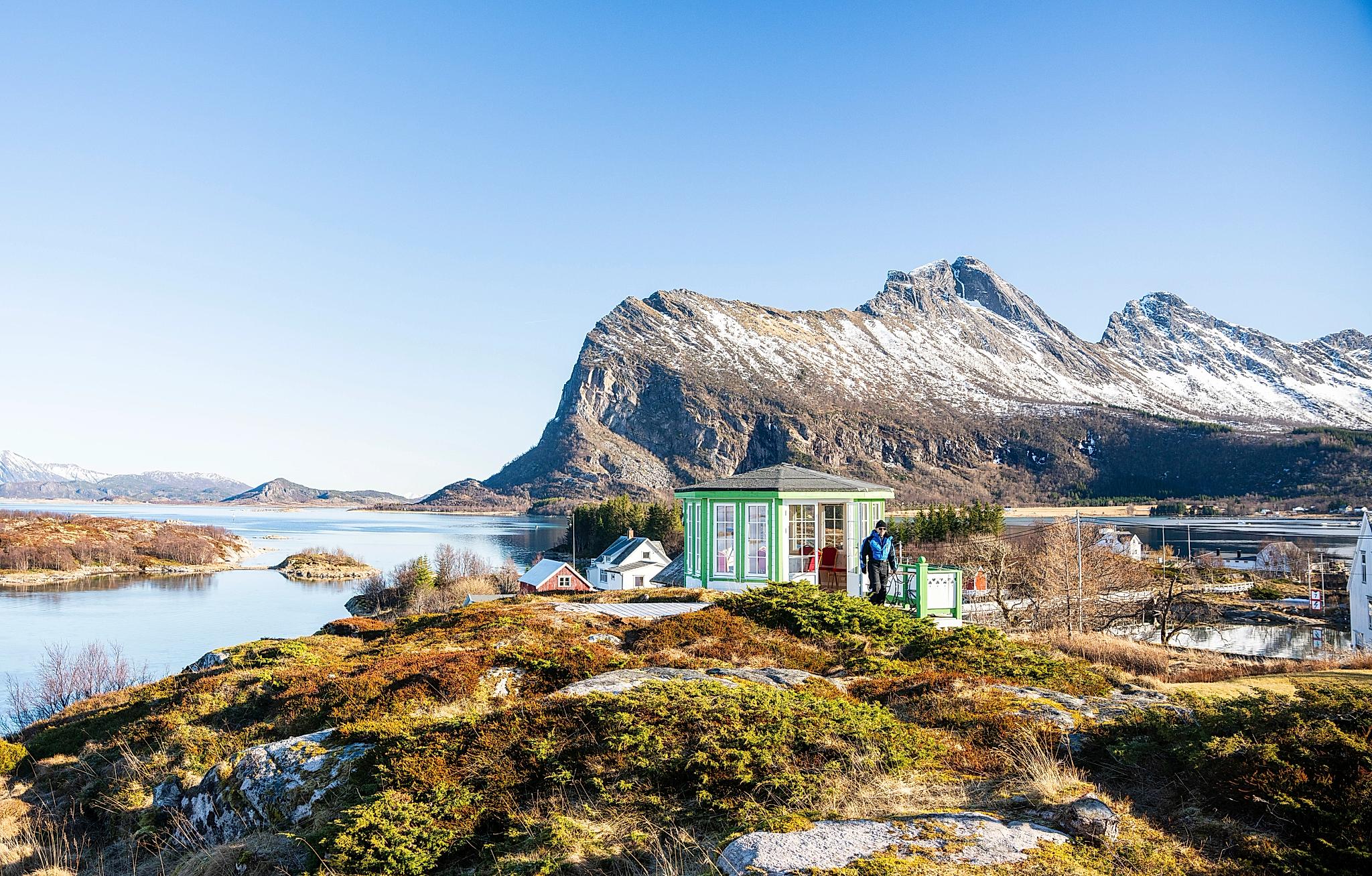 A pavillion in between the mountains of Steigen.