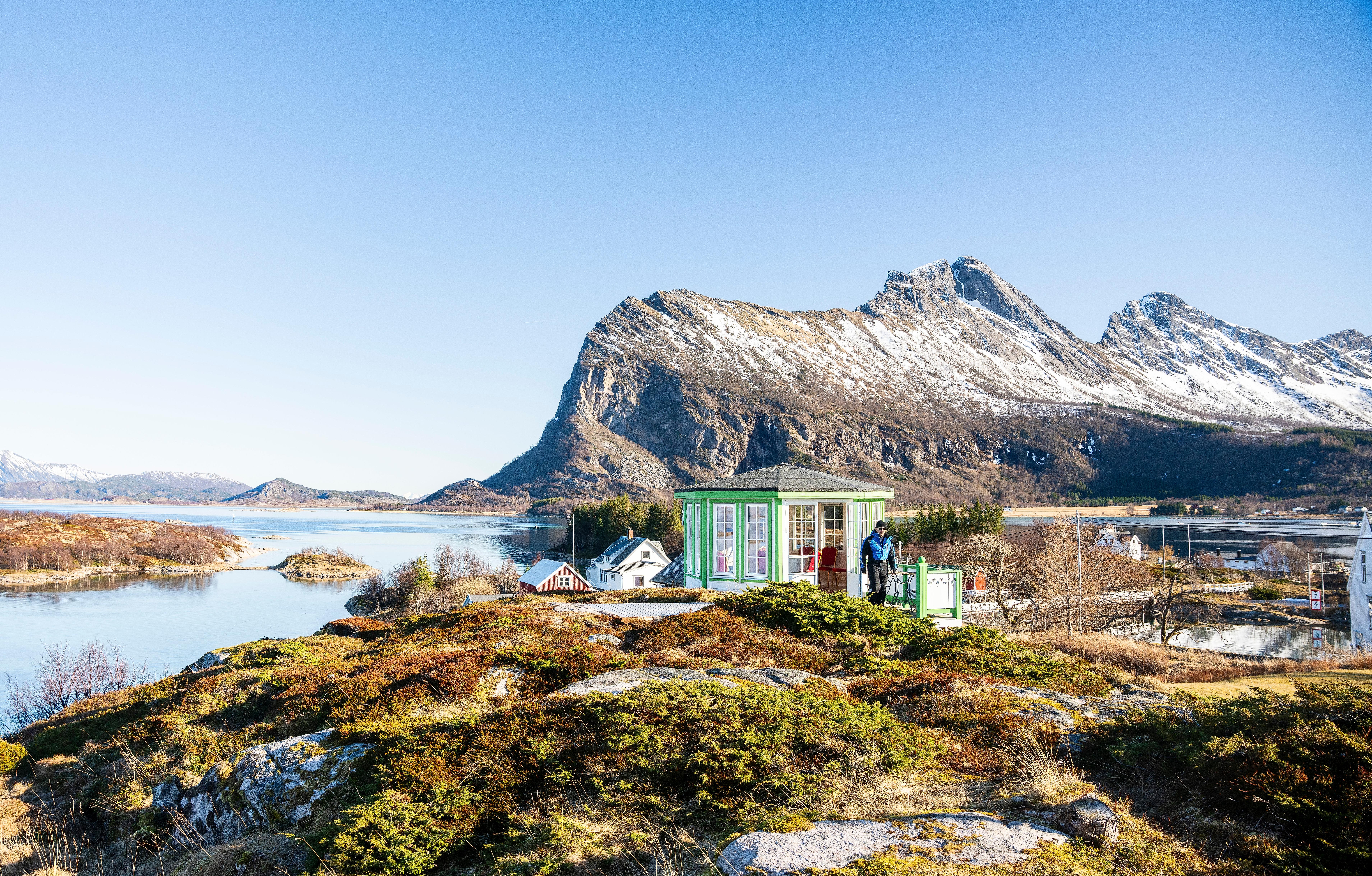 A pavillion in between the mountains of Steigen.