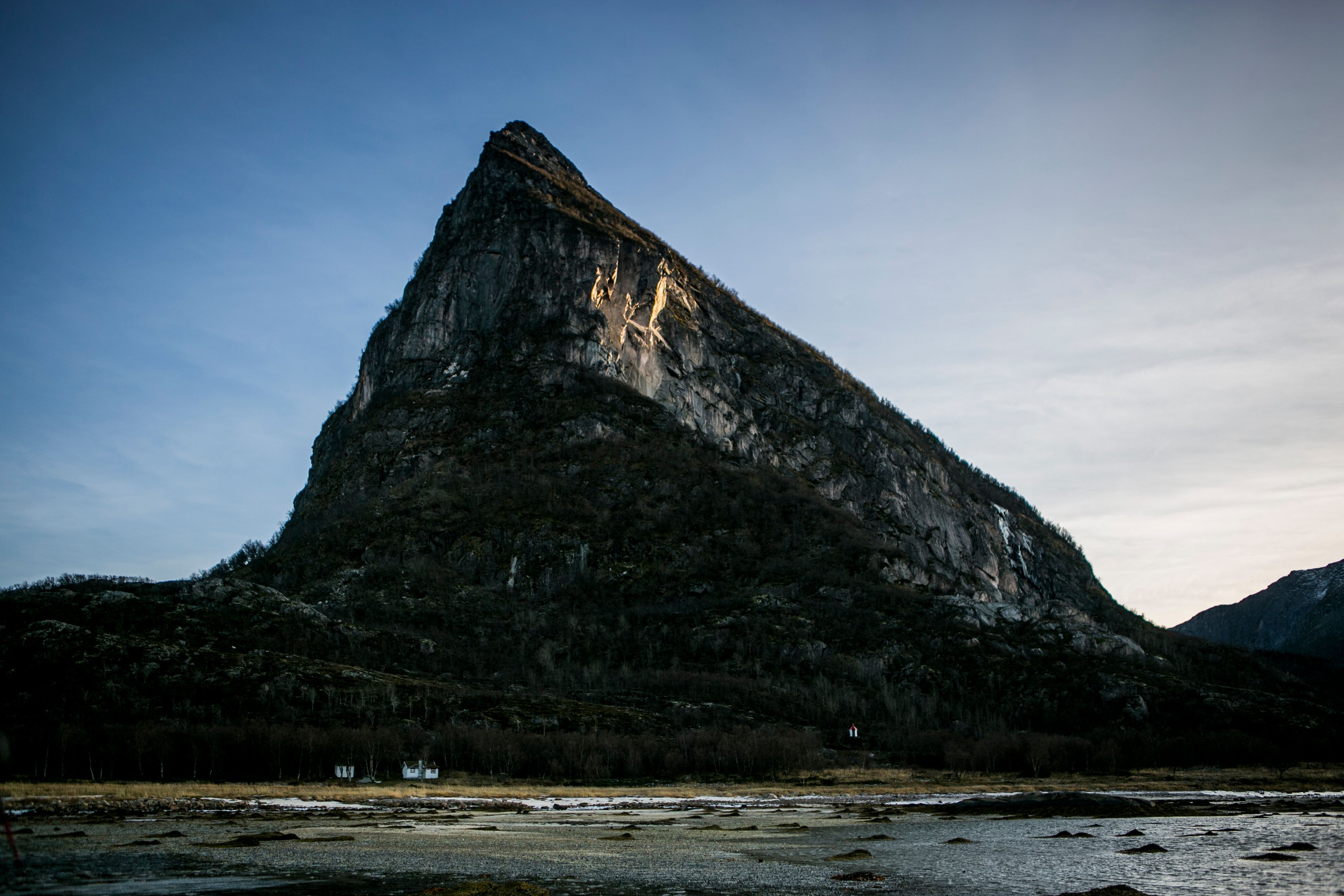 Bildet viser en strand og et fjell i Steigen i Nordland, Nord-Norge