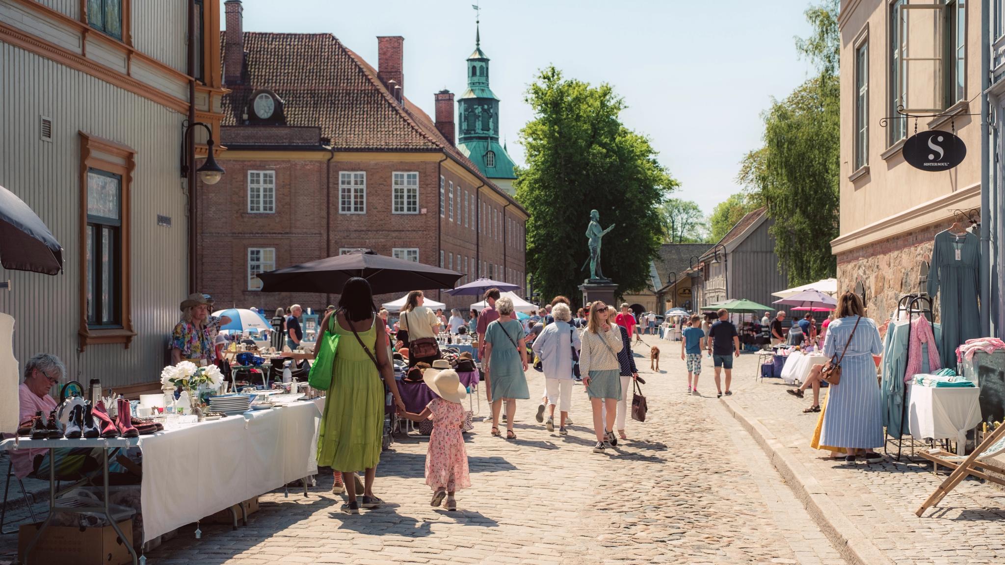 Folk på marked i gamlebyen