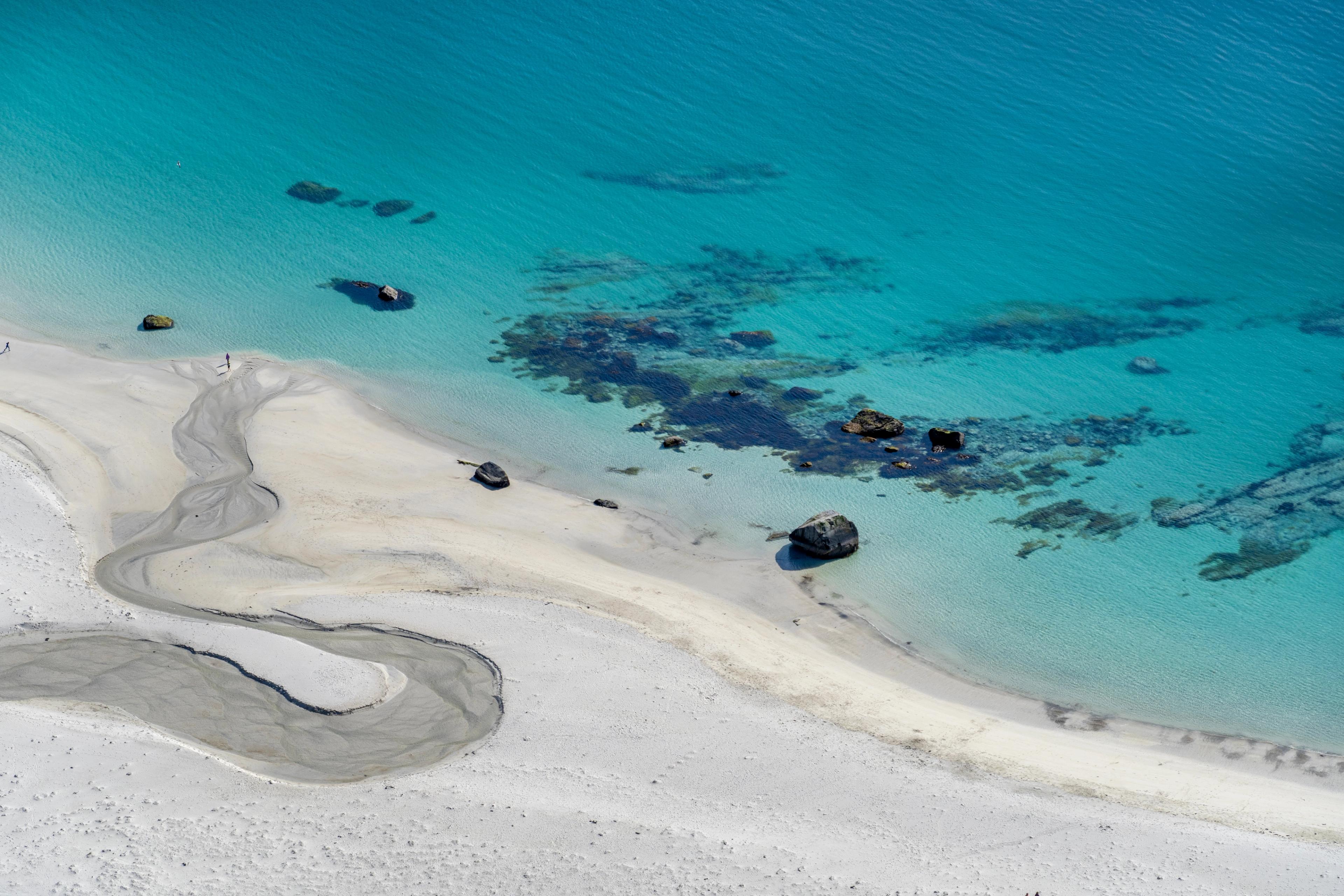 Det turkisa havet utanför Hauklandstranda i Lofoten, Nord-Norge
