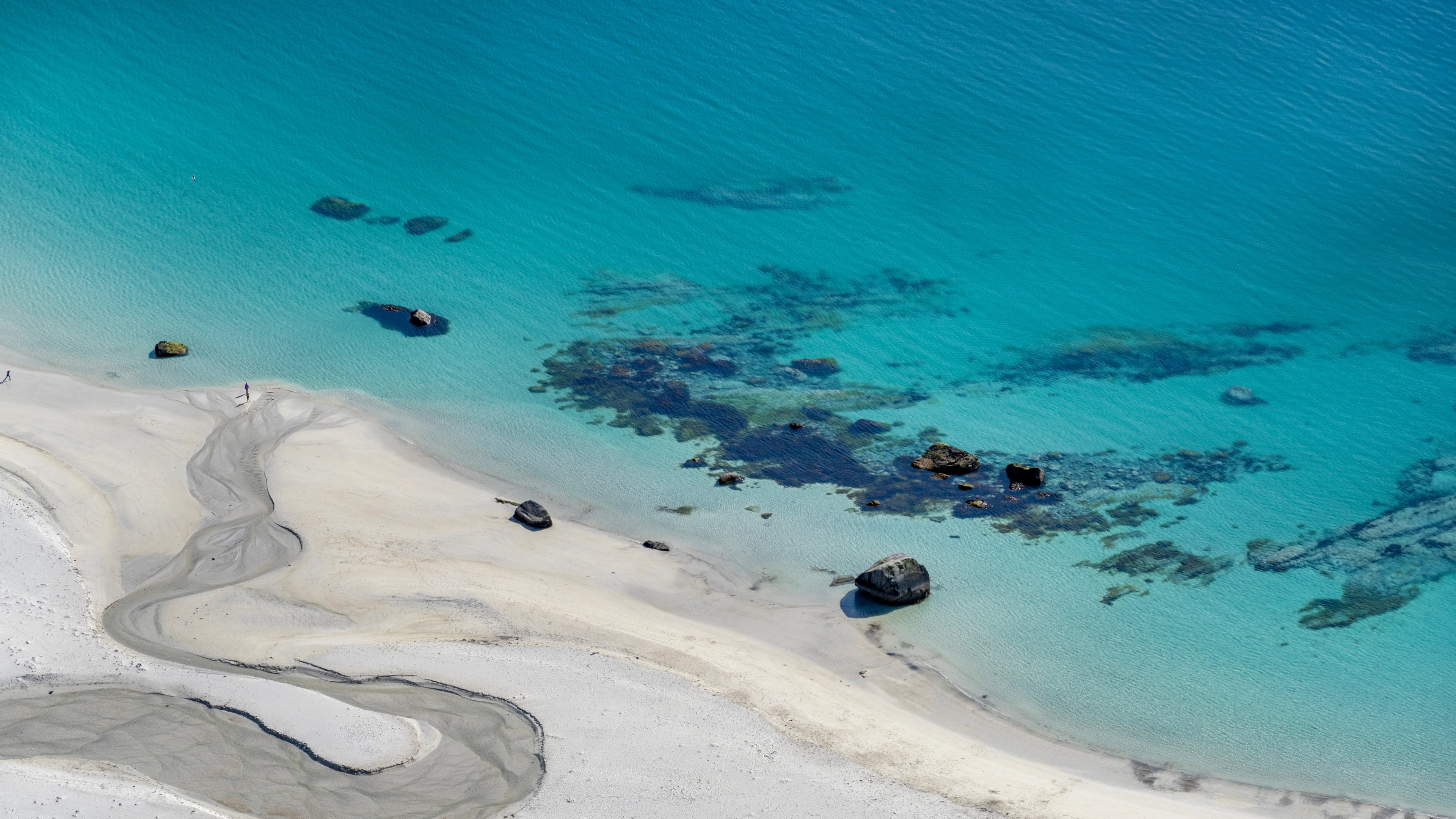 Turkist vann på Hauklandstranda i Lofoten