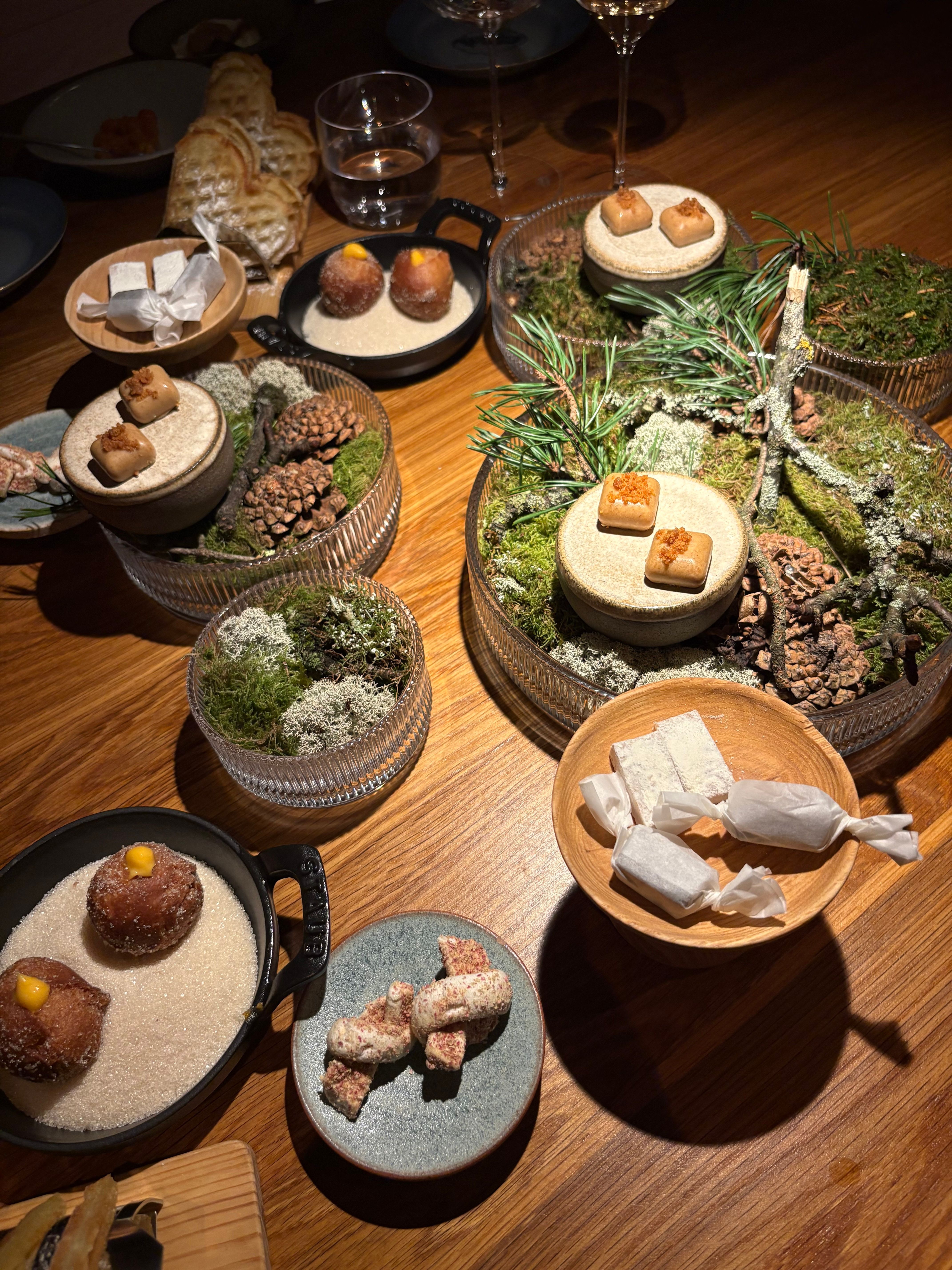 Flere retter på et bord på restaurant Credo i Oslo.