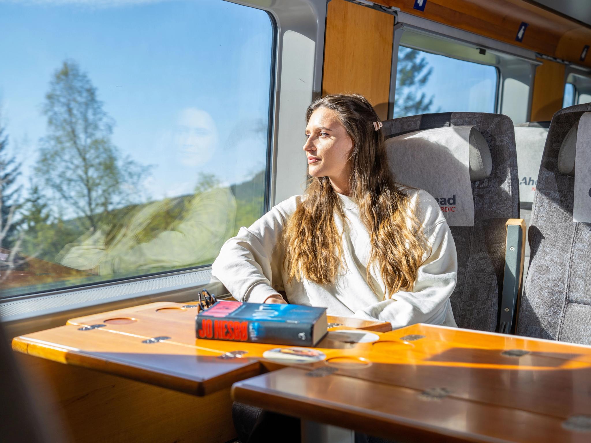 En kvinne tar Sørtoget fra Oslo til Stavanger i Norge