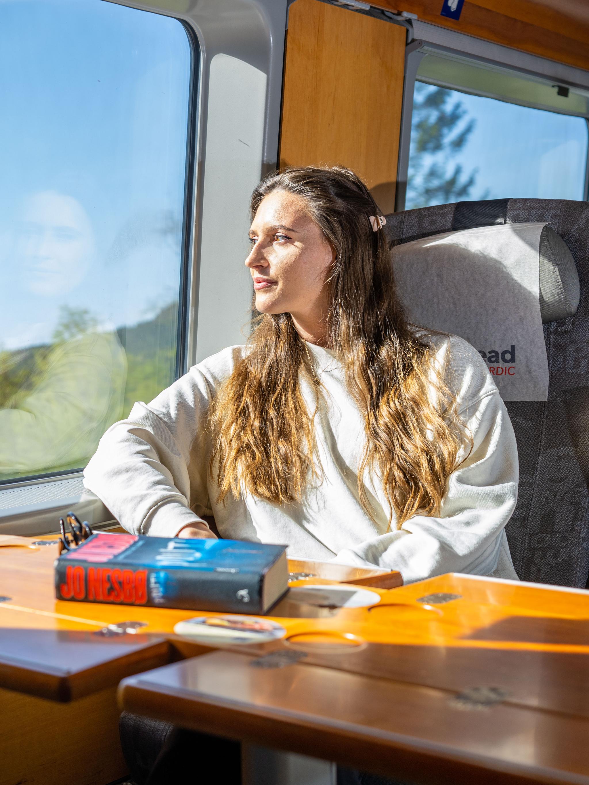 En kvinne tar Sørtoget fra Oslo til Stavanger i Norge