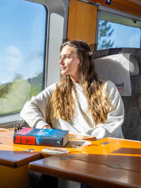 En kvinne tar Sørtoget fra Oslo til Stavanger i Norge