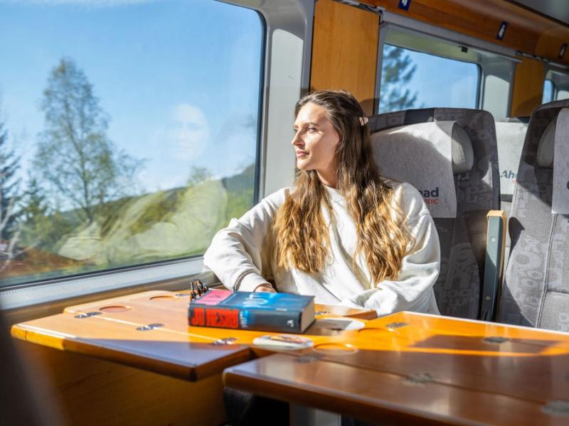 En kvinne tar Sørtoget fra Oslo til Stavanger i Norge