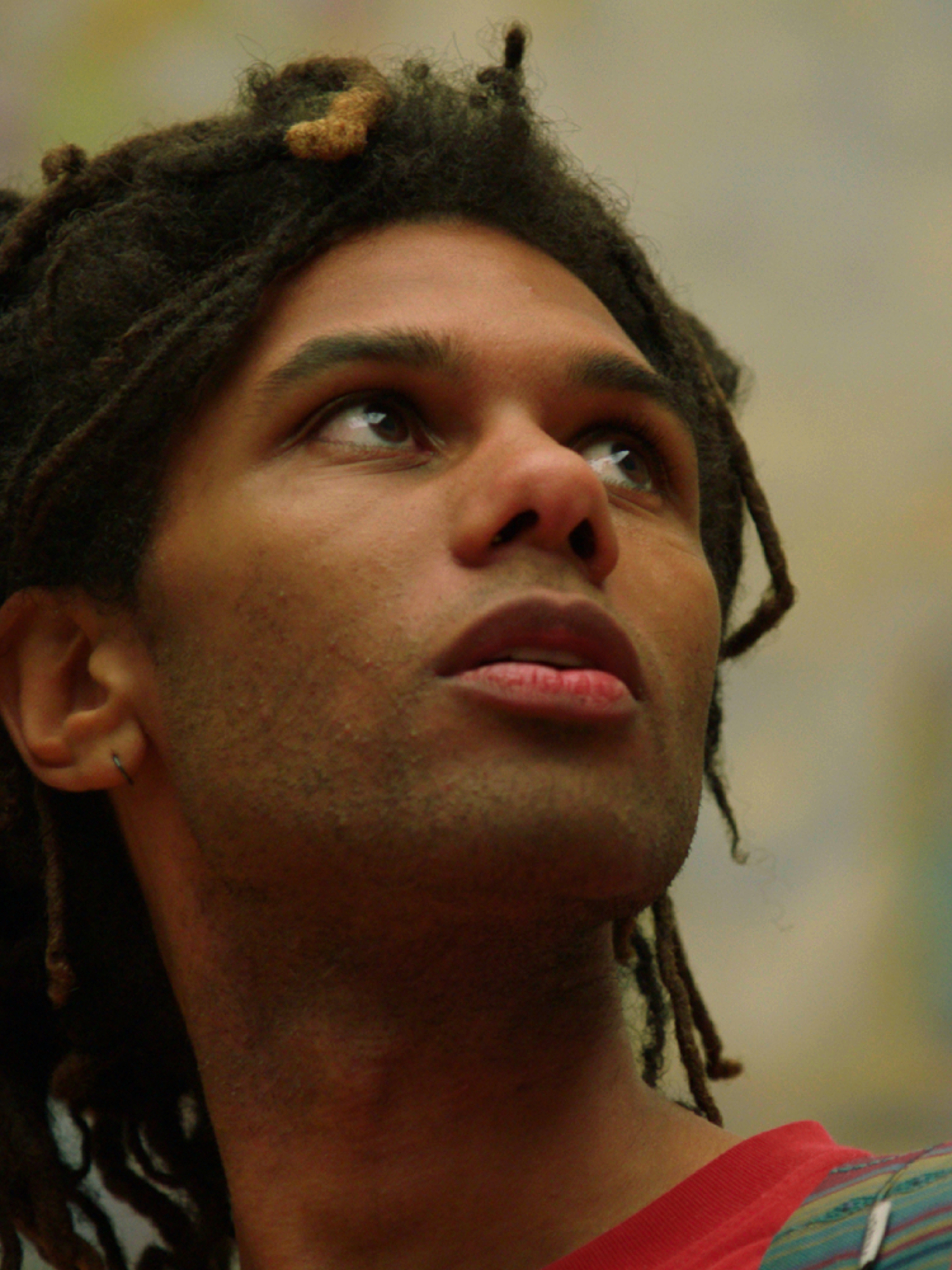 En mann ser på kunst.