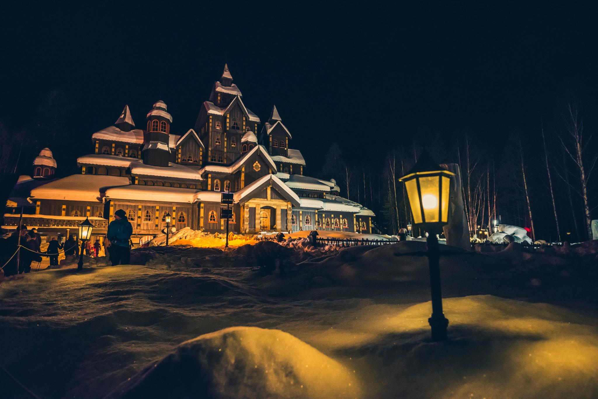 The fary tale castle at Hunderfossen family park at night