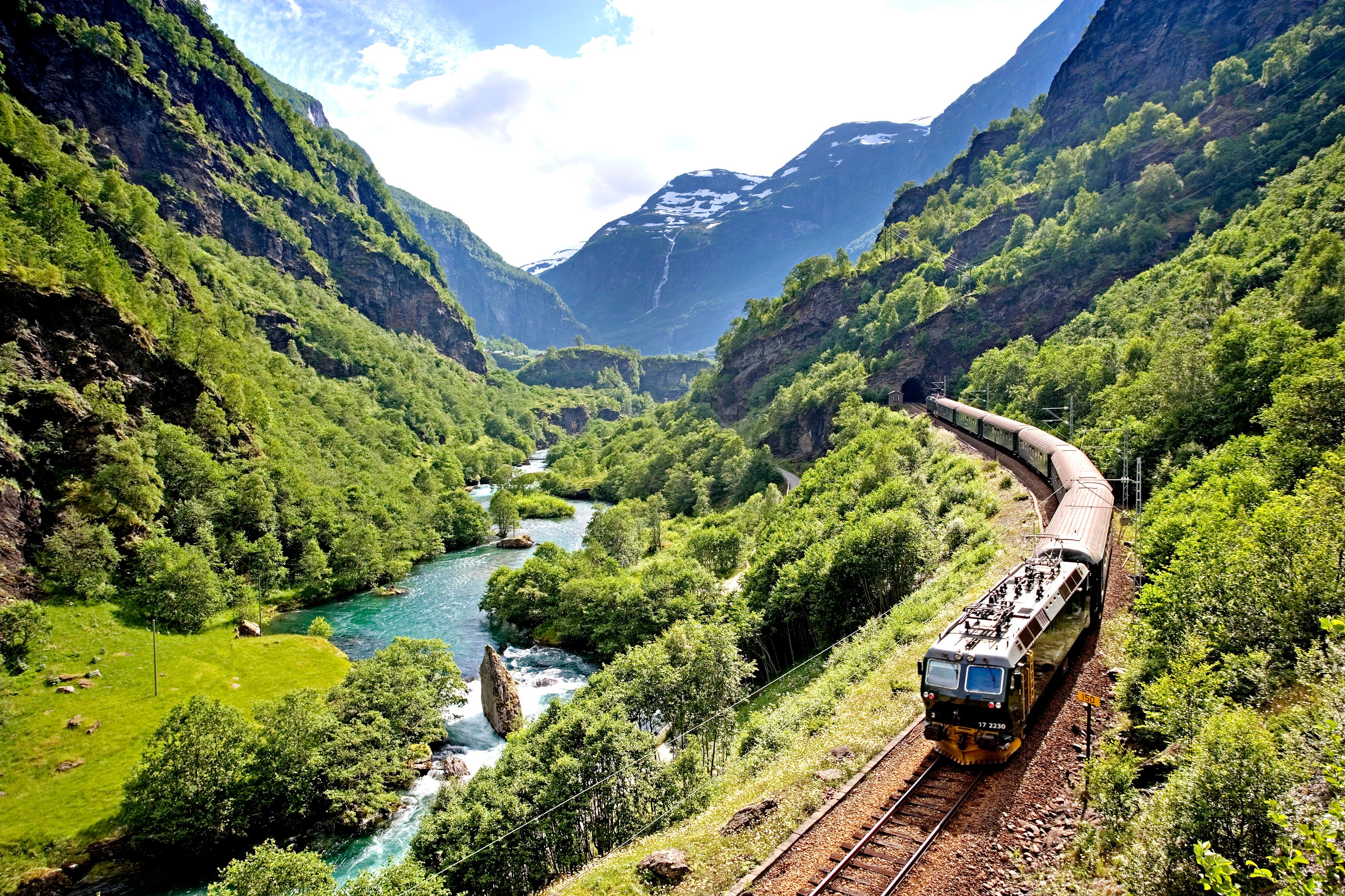 El tren de Flåm con las montañas de Bergen al fondo.