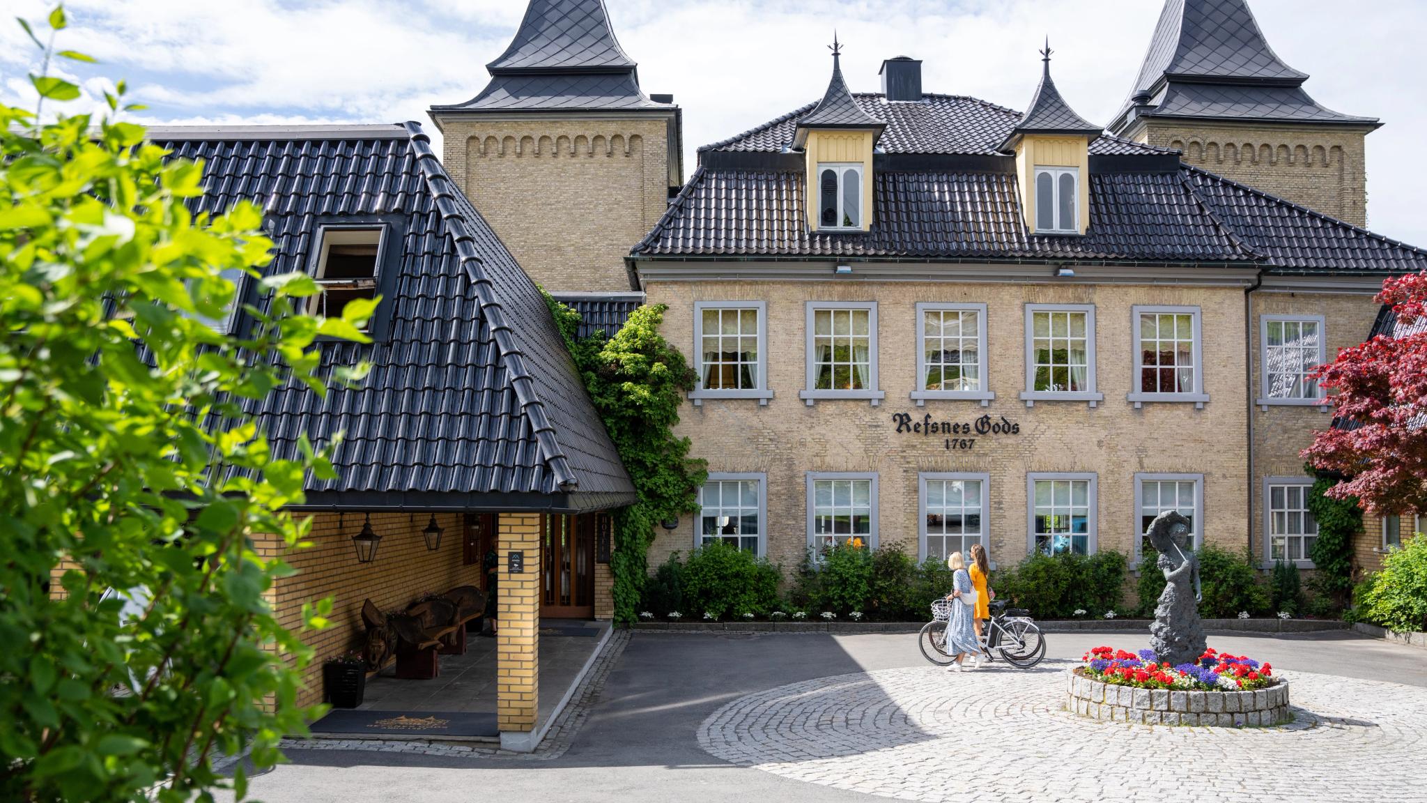 Two women outside Refsnes Gods at the Jeløy Peninsula, in Moss