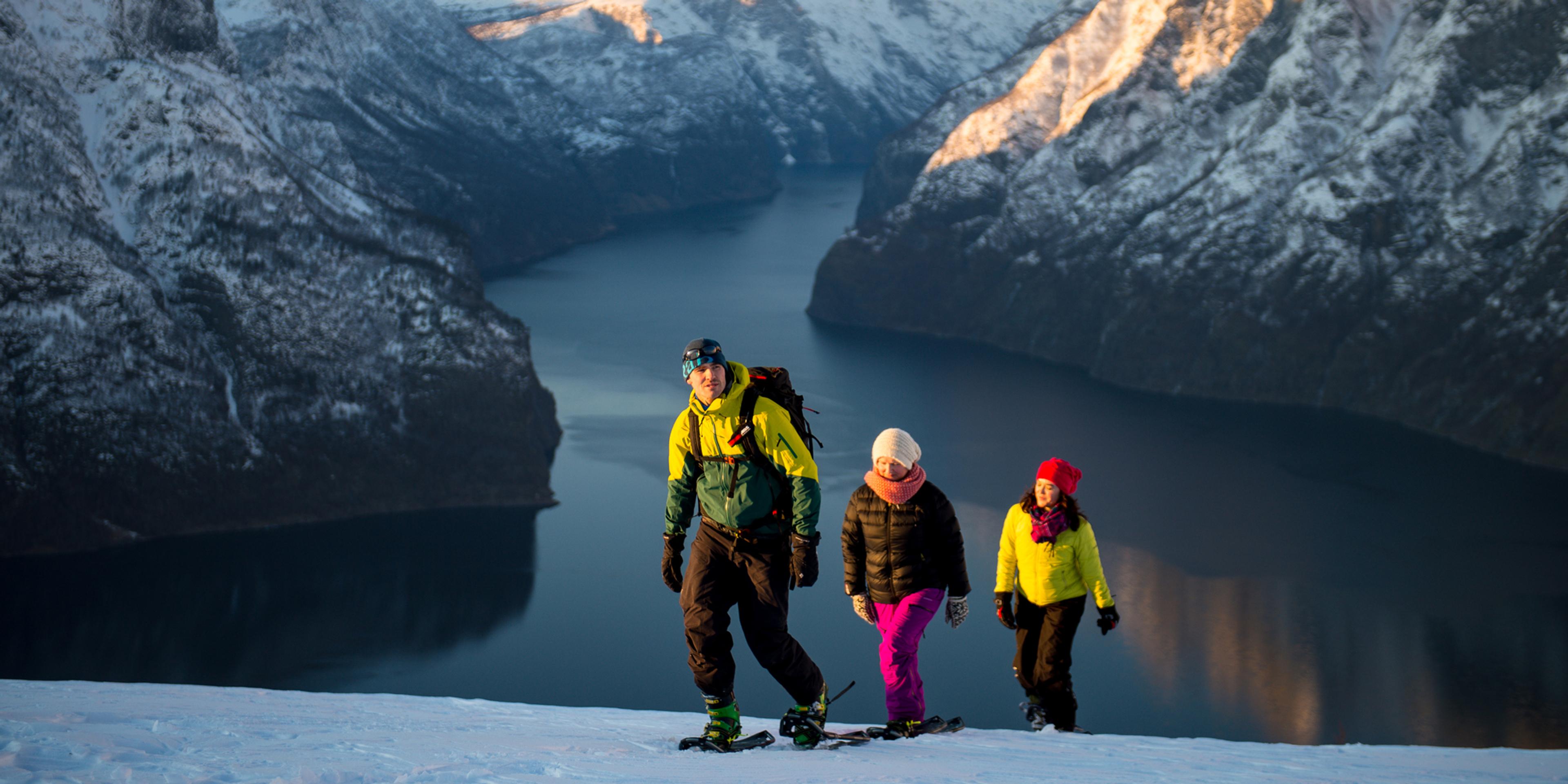 Una familia da un paseo con raquetas de nieve por la zona montañosa de Aurlandsfjellet, en la Noruega de los fiordos.