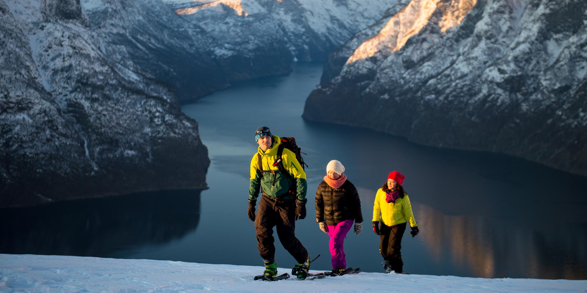 Una familia da un paseo con raquetas de nieve por la zona montañosa de Aurlandsfjellet, en la Noruega de los fiordos.