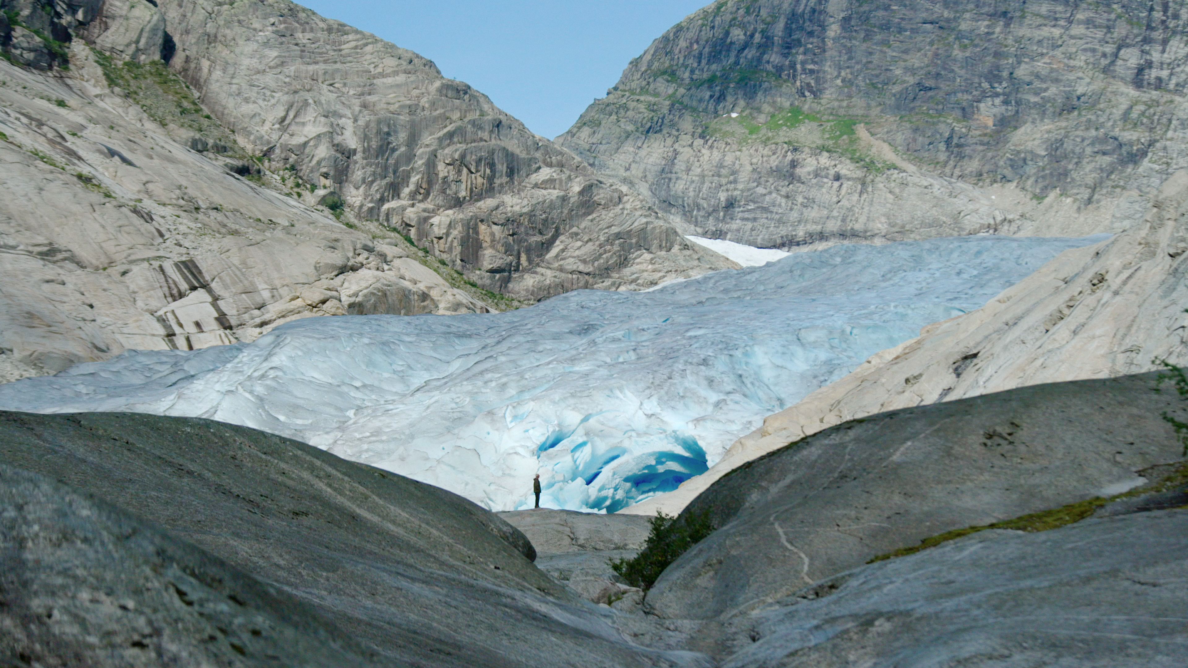 Man standing in front of the Jostedalen glacier
