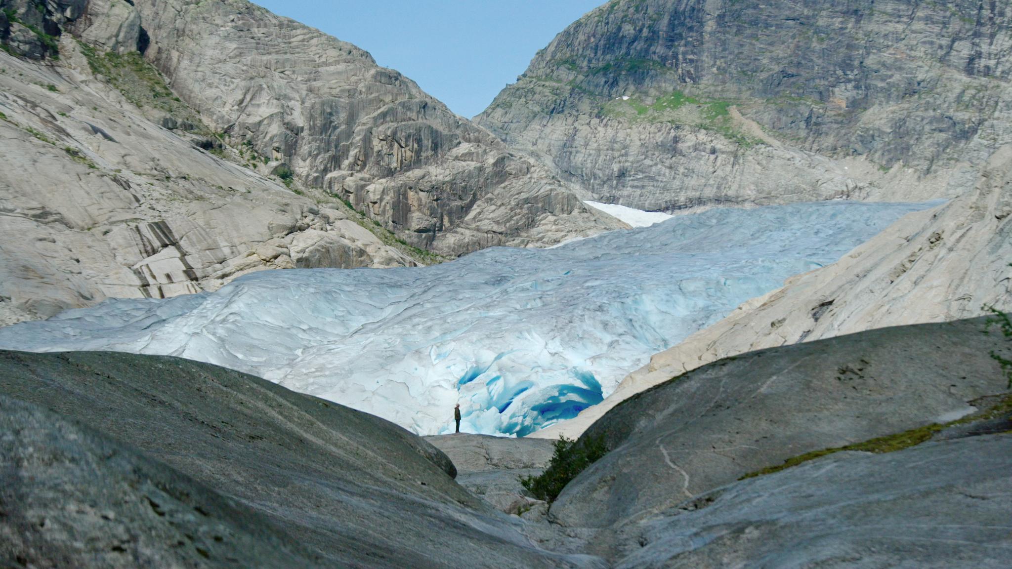 En mann står foran Jostedalsbreen