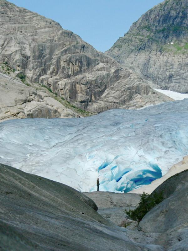 Man standing in front of the Jostedalen glacier