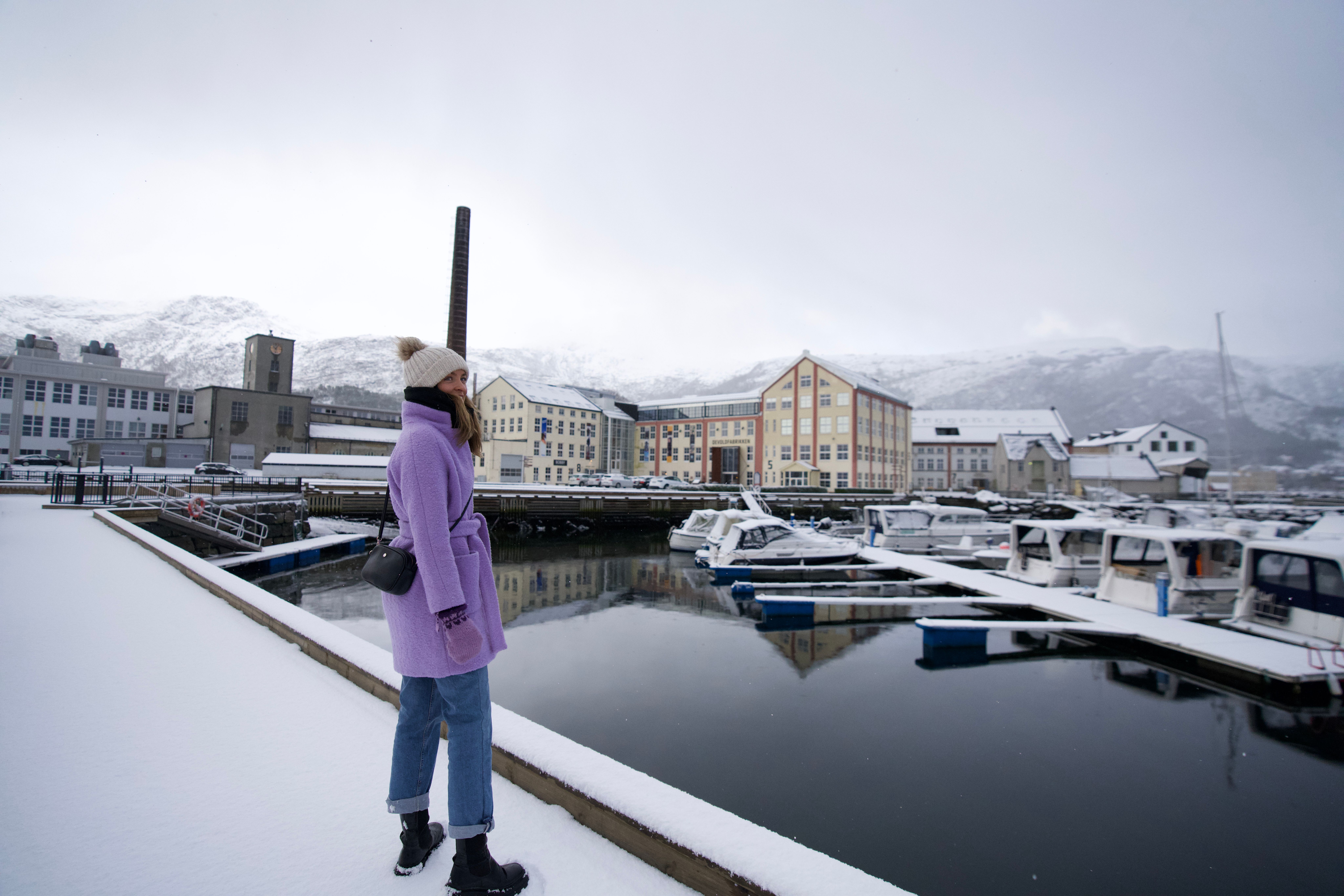 A woman standing in front of the fashion outlet Devoldfabrikken in Langevåg, Ålesund