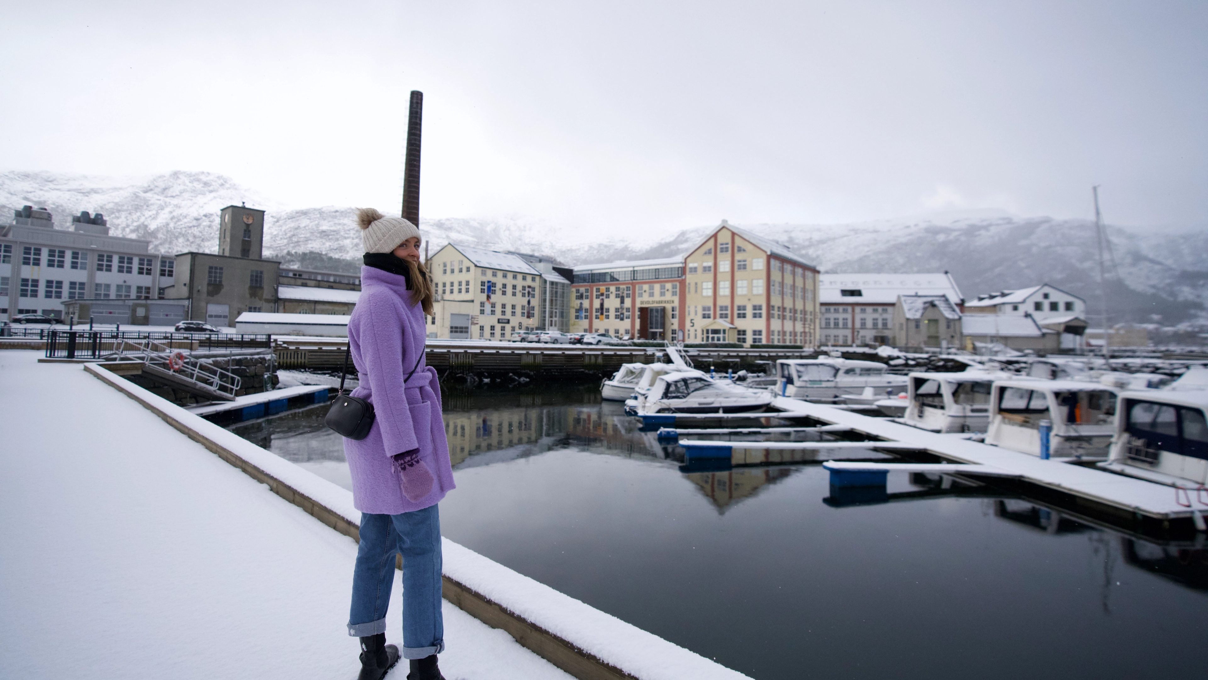 A woman standing in front of the fashion outlet Devoldfabrikken in Langevåg, Ålesund