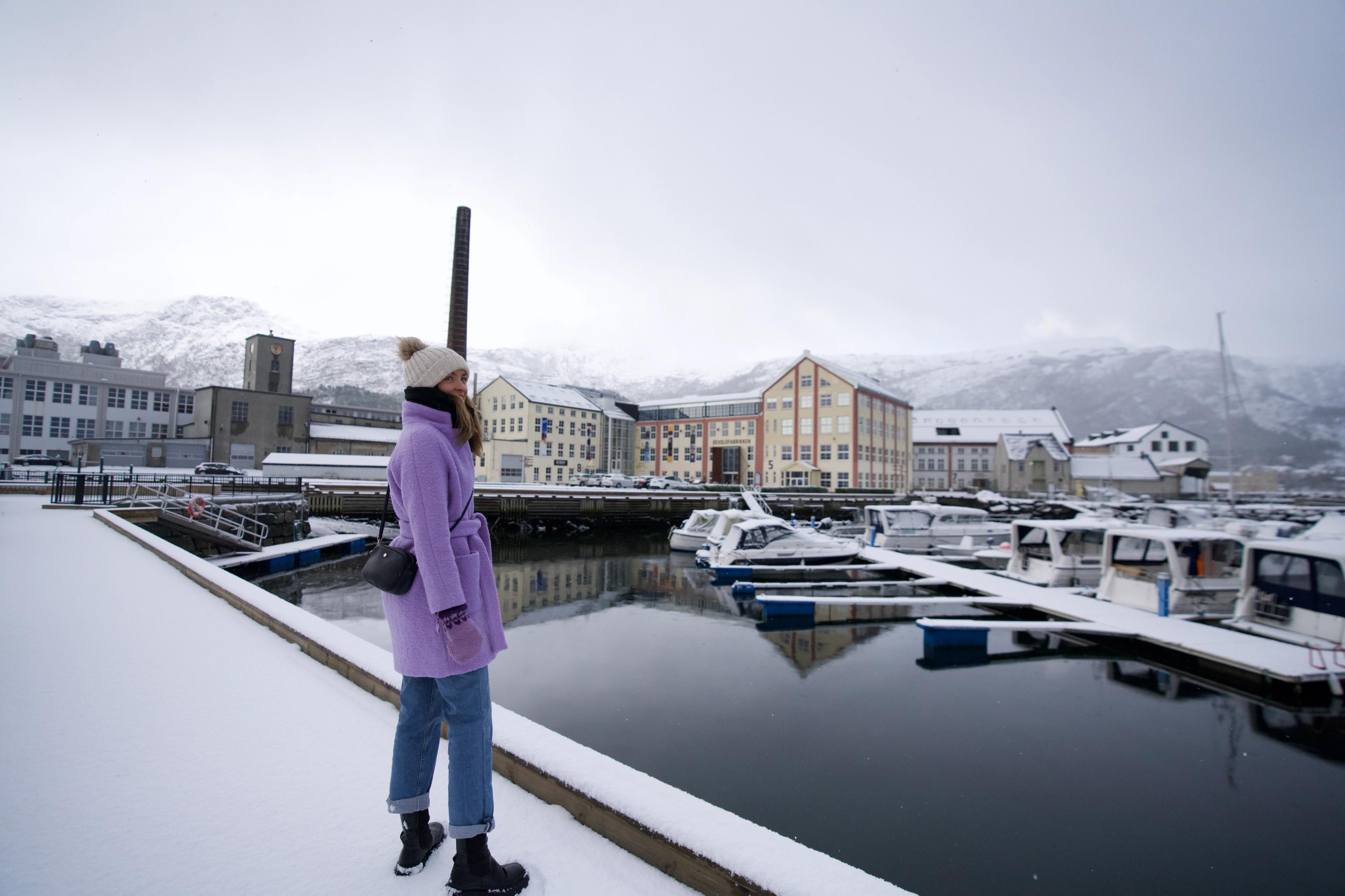 A woman standing in front of the fashion outlet Devoldfabrikken in Langevåg, Ålesund