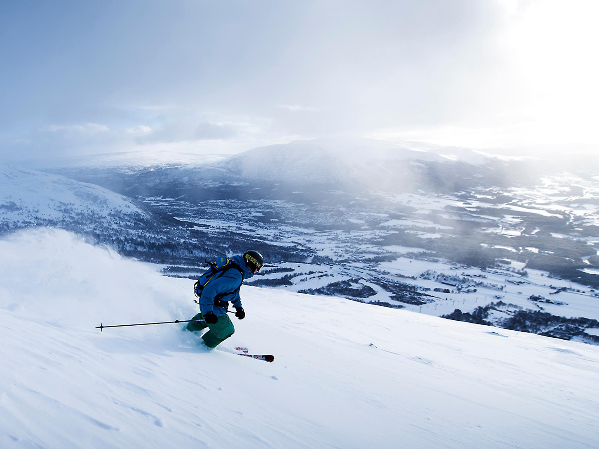 En person står på slalåm på Oppdal skisenter i Trøndelag