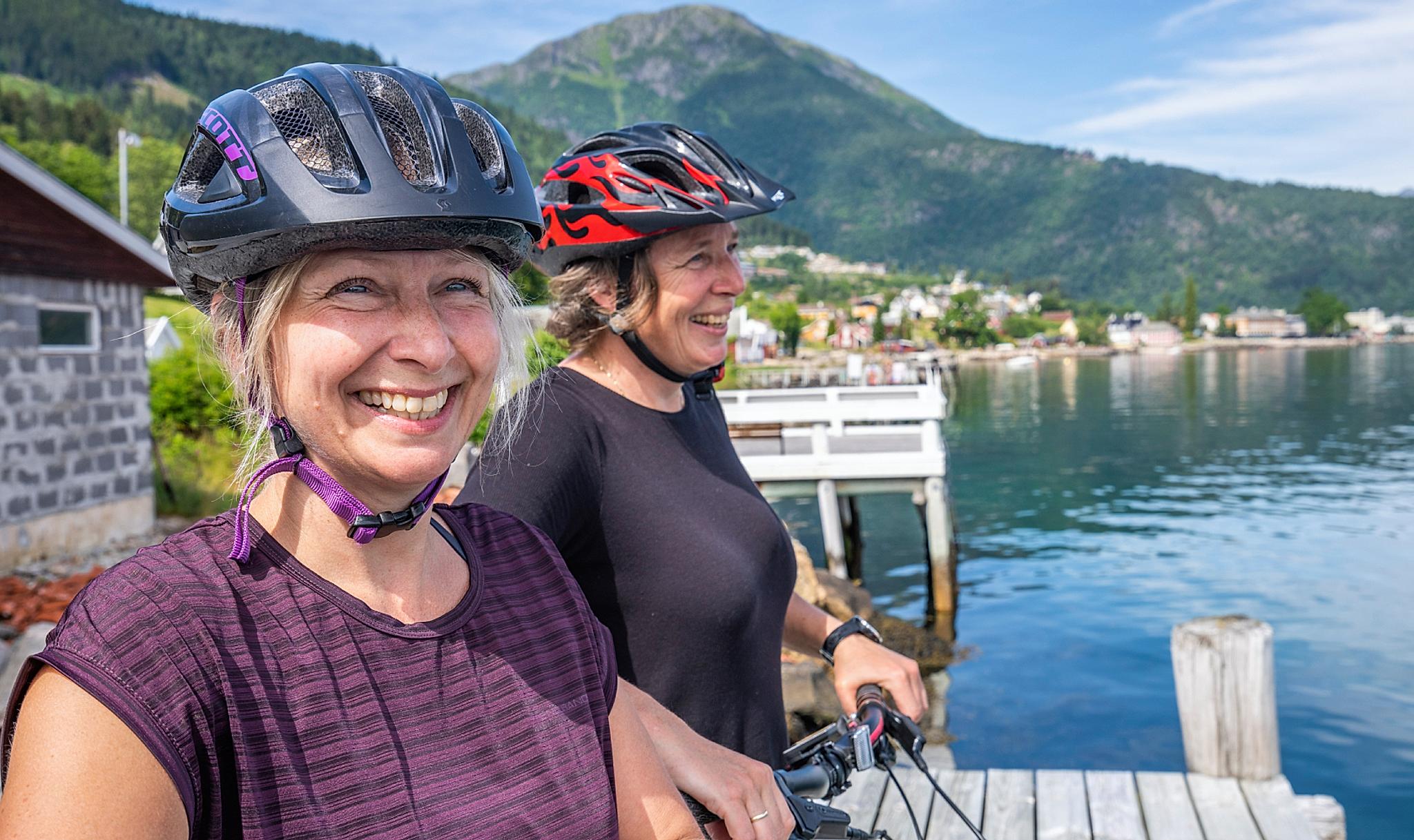Glade damer på sykkeltur på Vestlandet