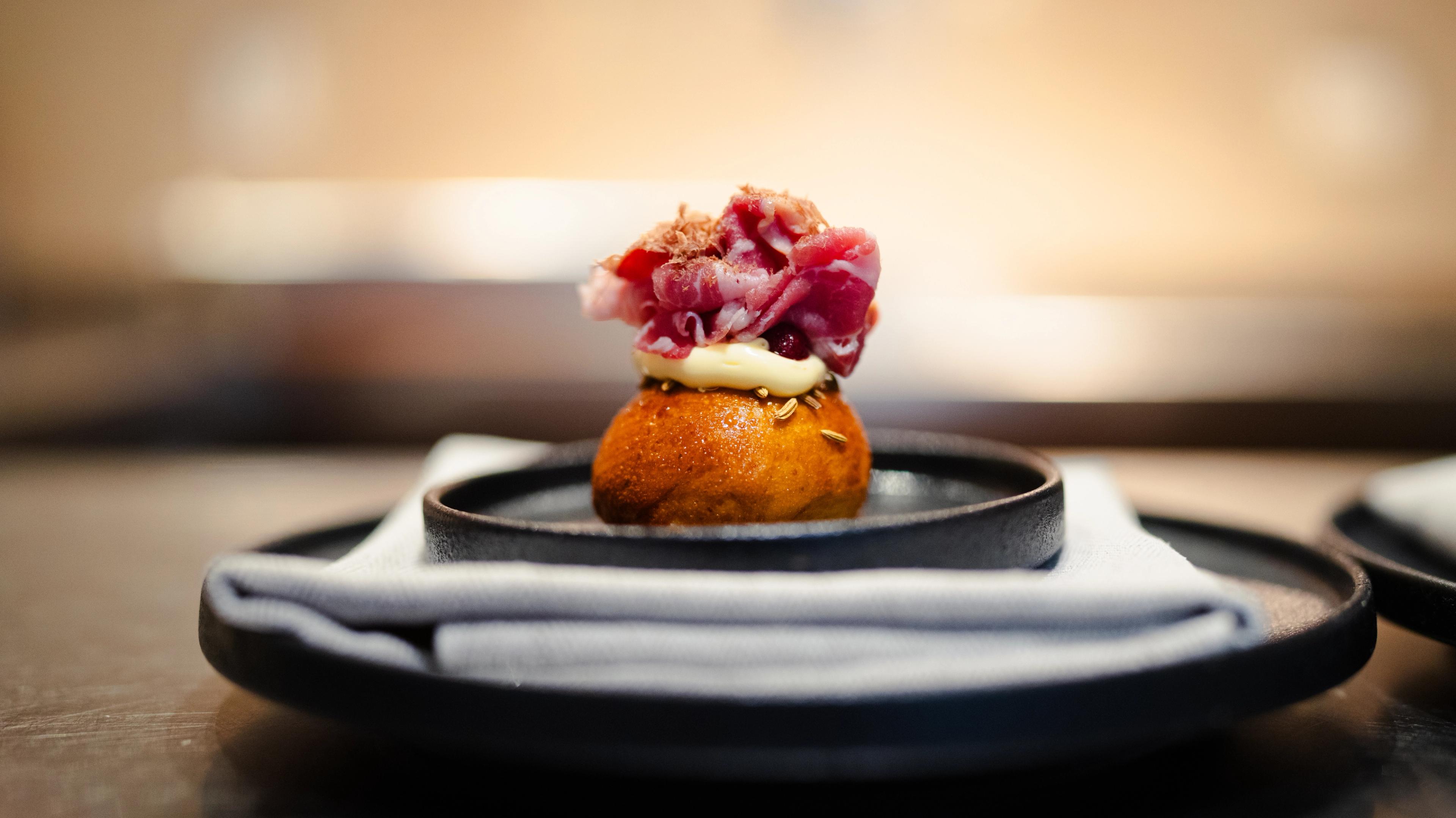 Food at a plate at Skåbu Fjellhotell.